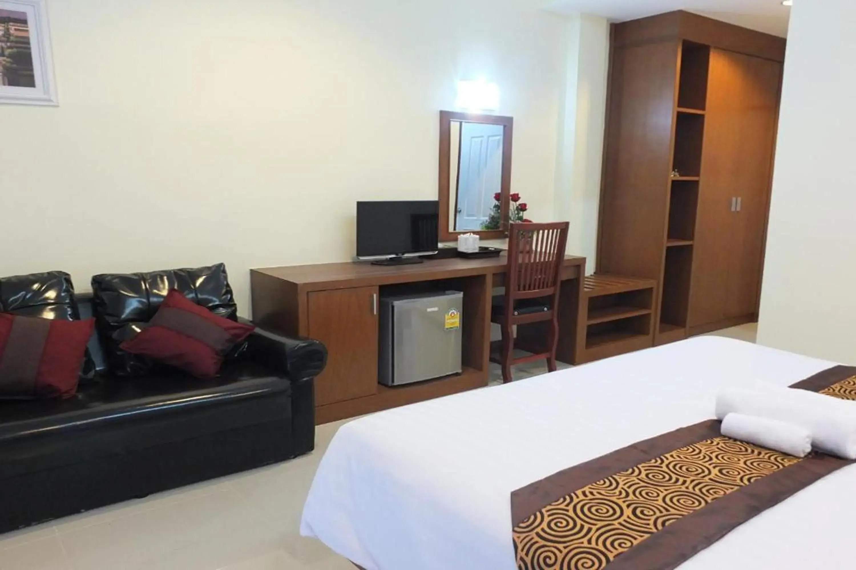 TV and multimedia, Bed in Karnmanee Place Hotel TV and multimedia, Bed in Karnmanee Place Hotel