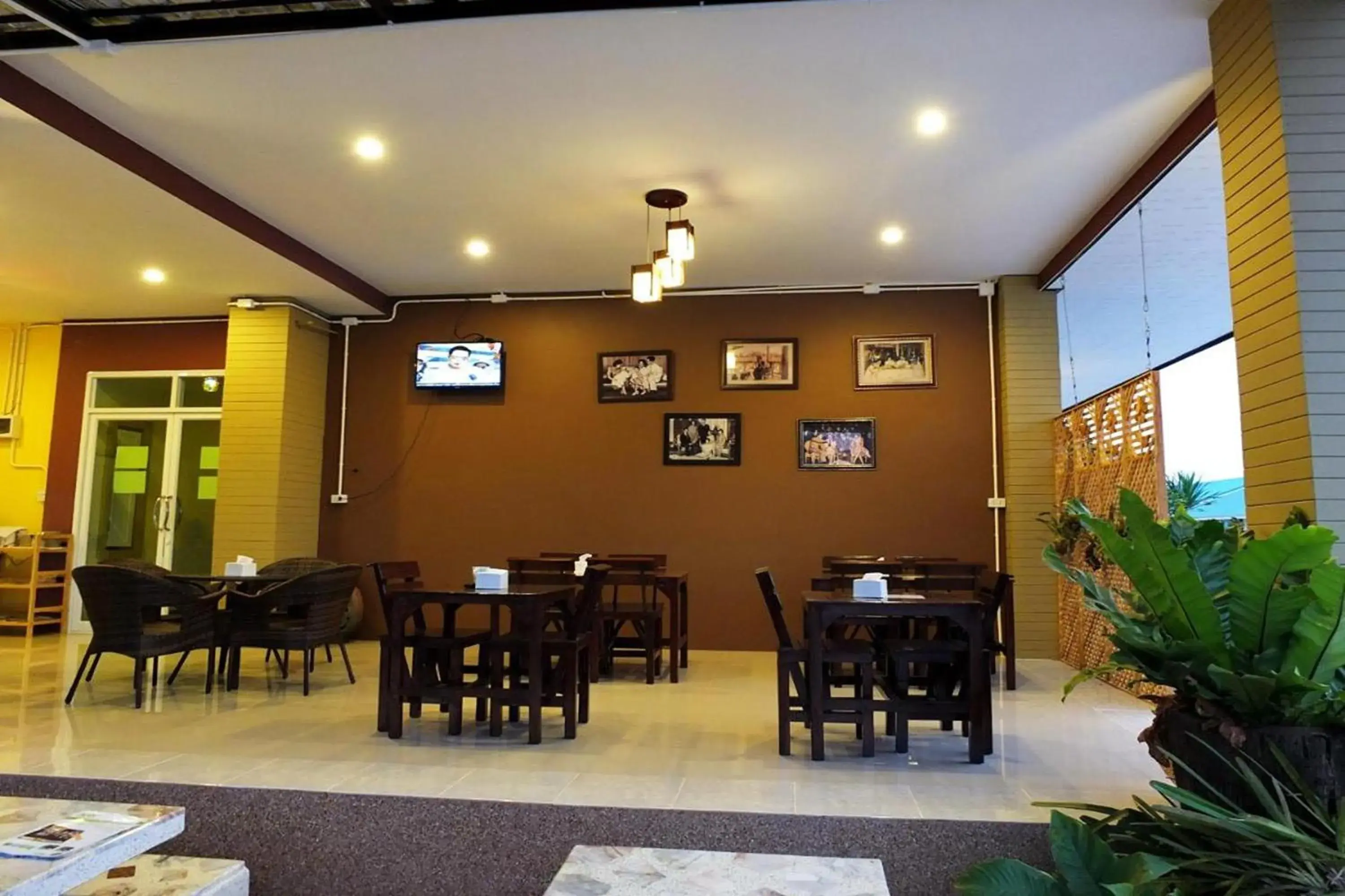 Restaurant/places to eat in Karnmanee Place Hotel Restaurant/places to eat in Karnmanee Place Hotel