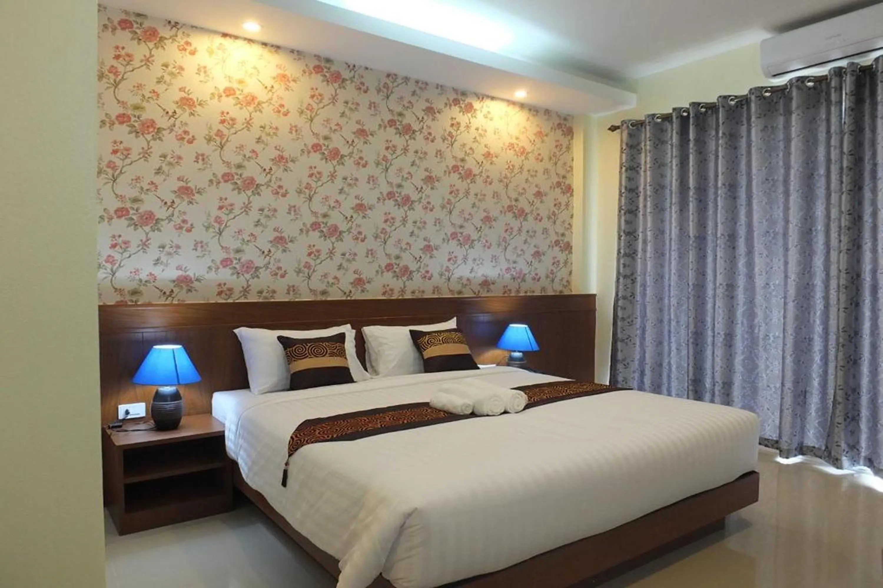 Bed in Karnmanee Place Hotel