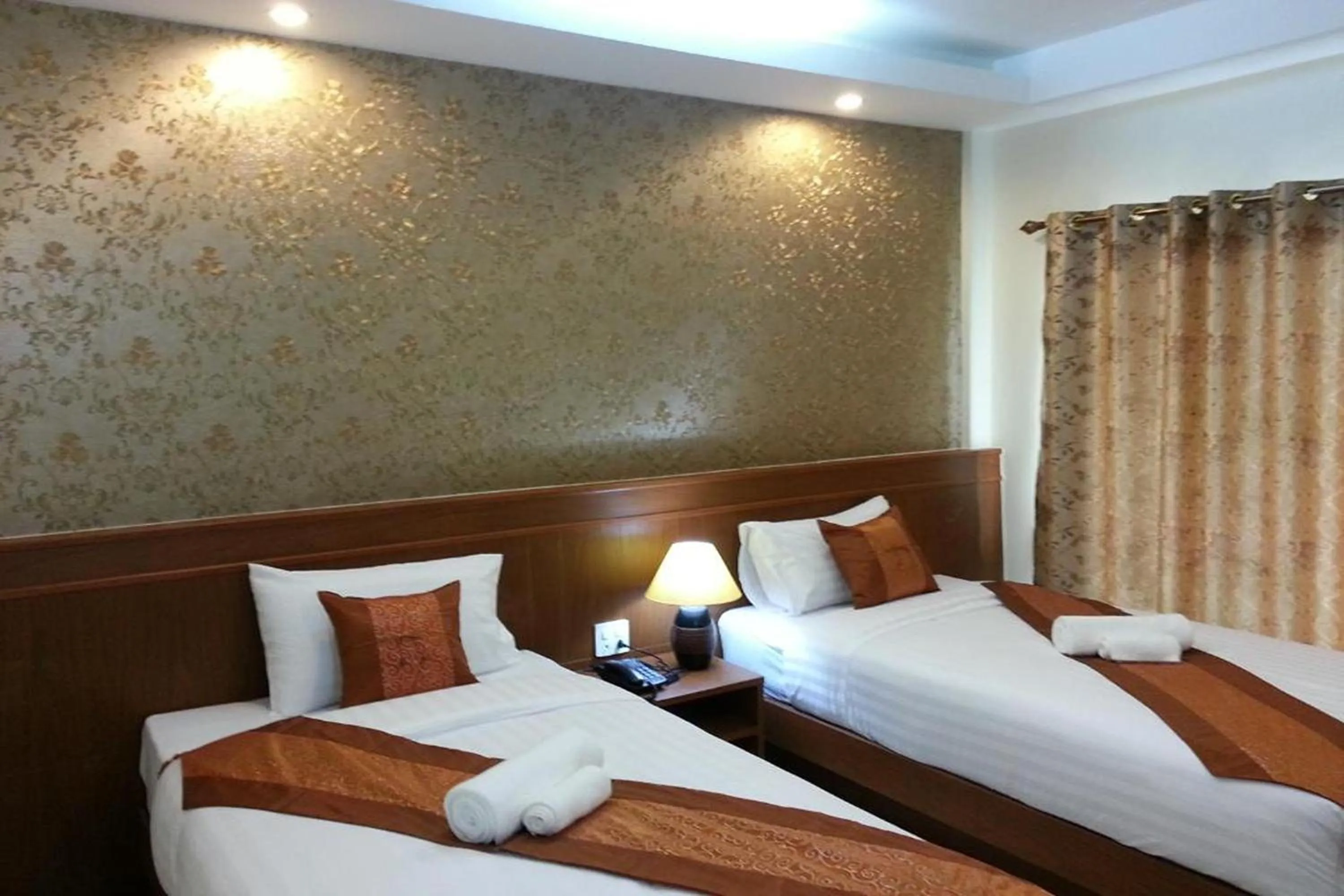 Bed in Karnmanee Place Hotel