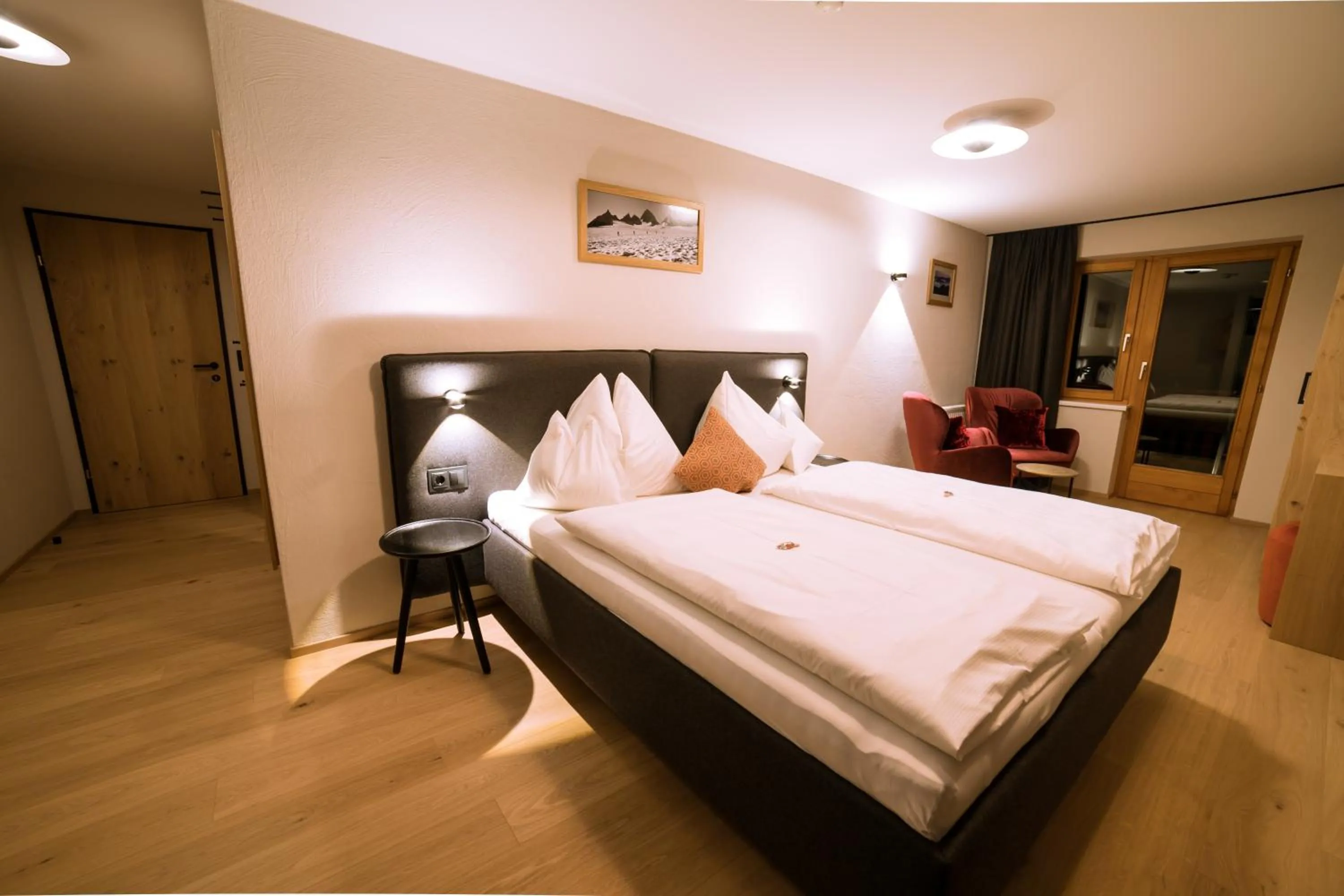 Living room, Bed in Hotel Bradabella - Montafon