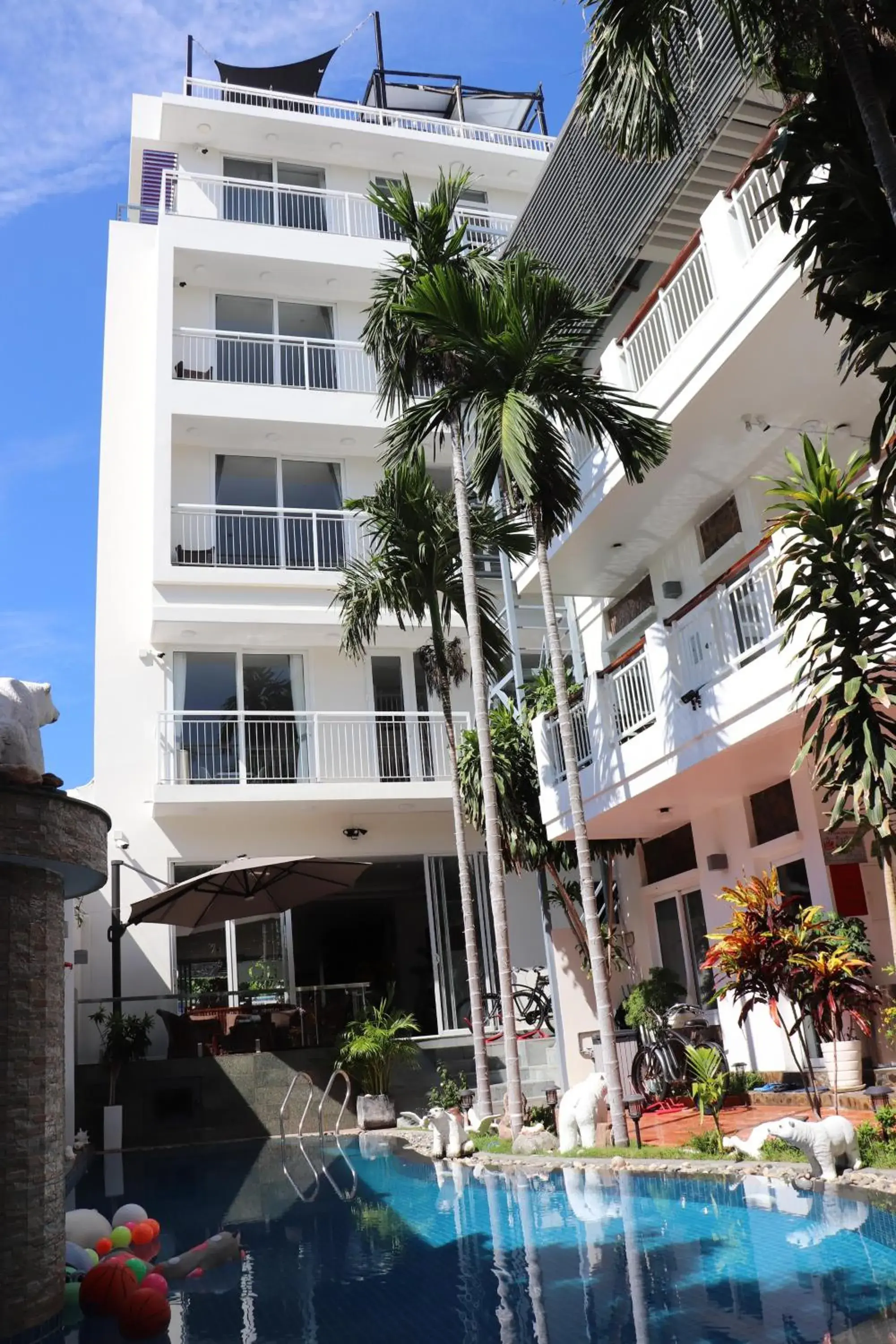 Pool view in Qli Hotel Muine Pool view in Qli Hotel Muine