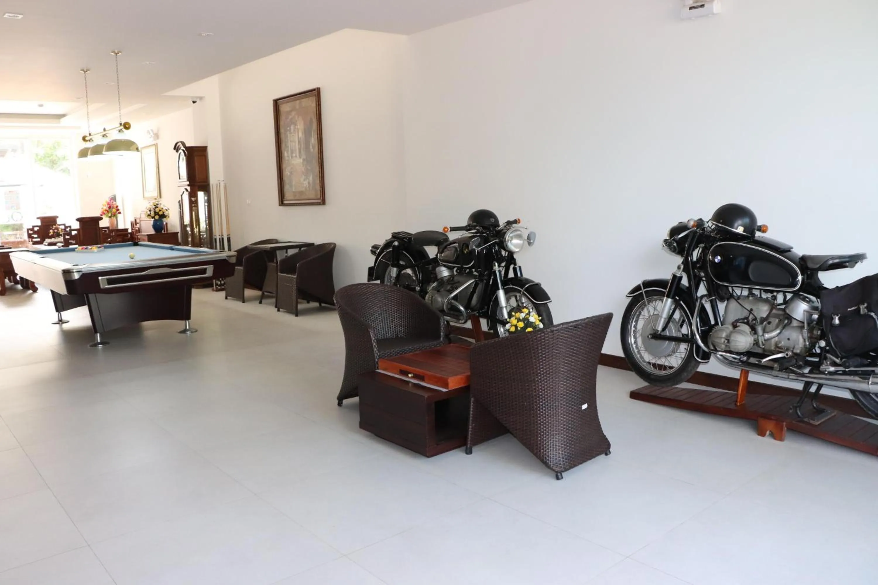 Communal lounge/ TV room in Qli Hotel Muine