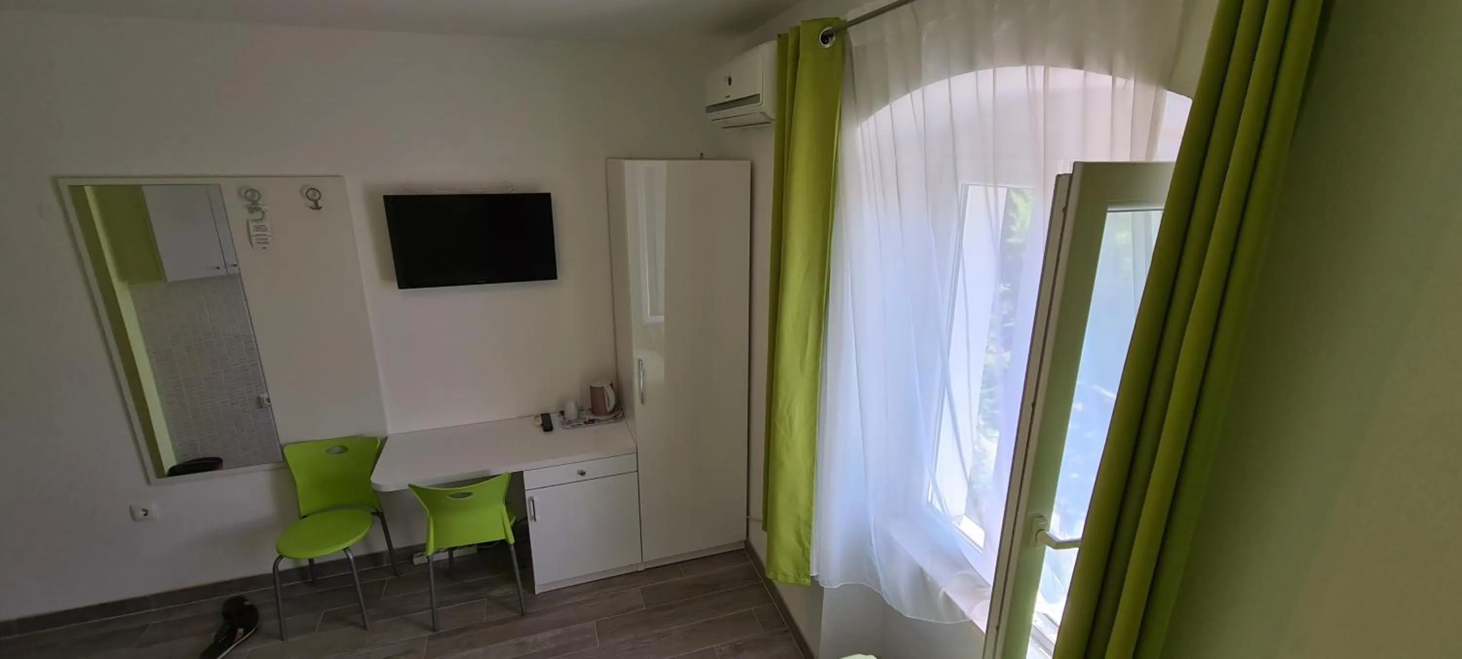 Communal lounge/ TV room in Nirvana Rooms & Apartments