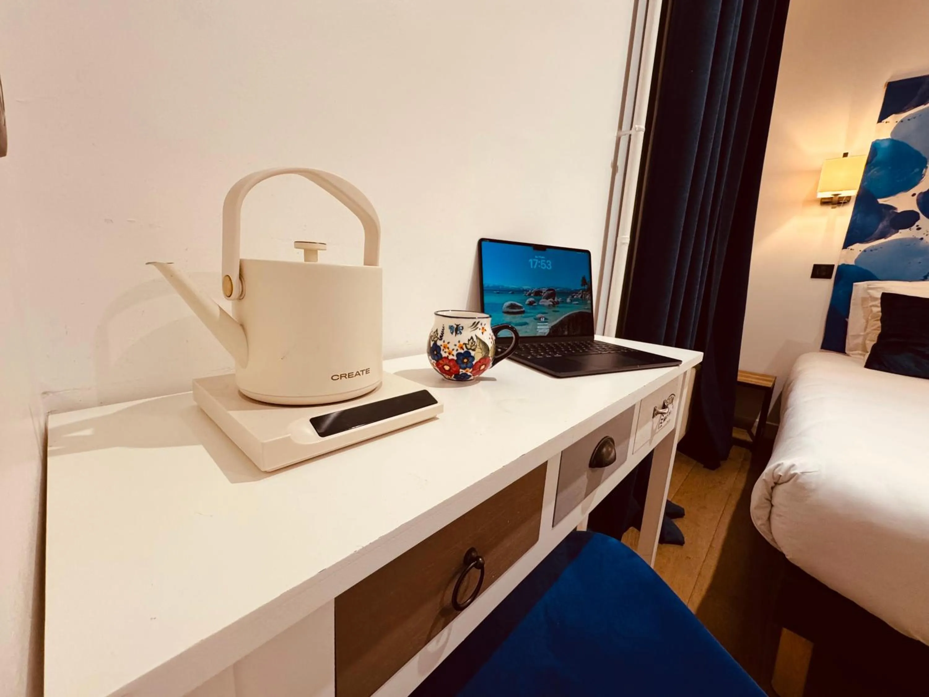 Coffee/tea facilities, Bed in L'Amiral