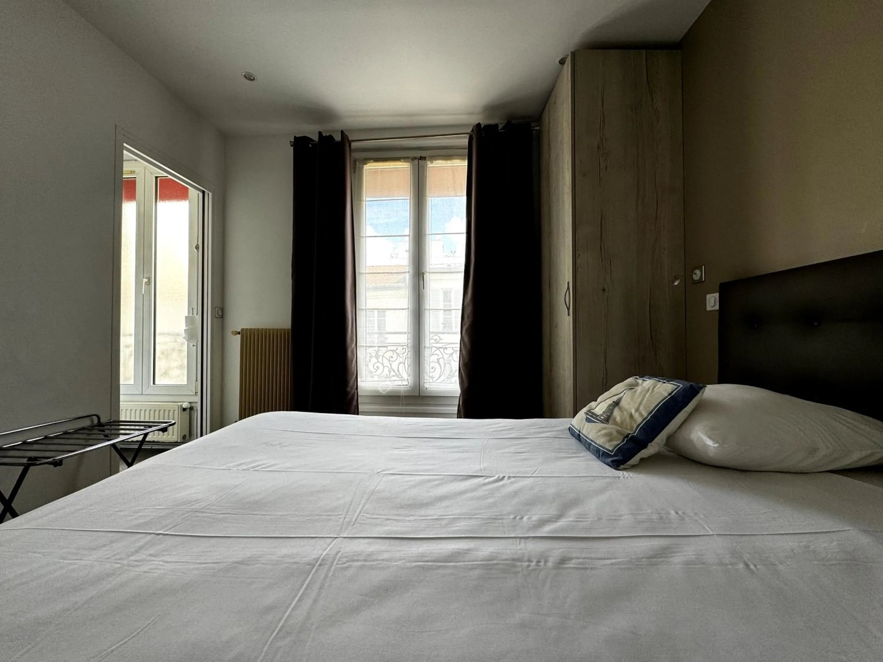 Photo of the whole room, Bed in L'Amiral