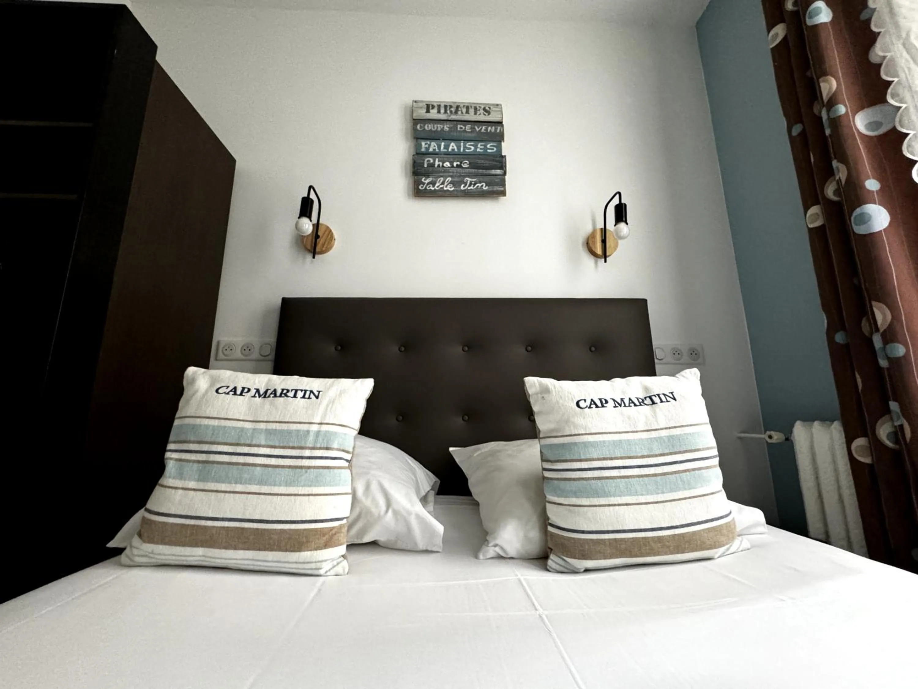 Photo of the whole room, Bed in L'Amiral