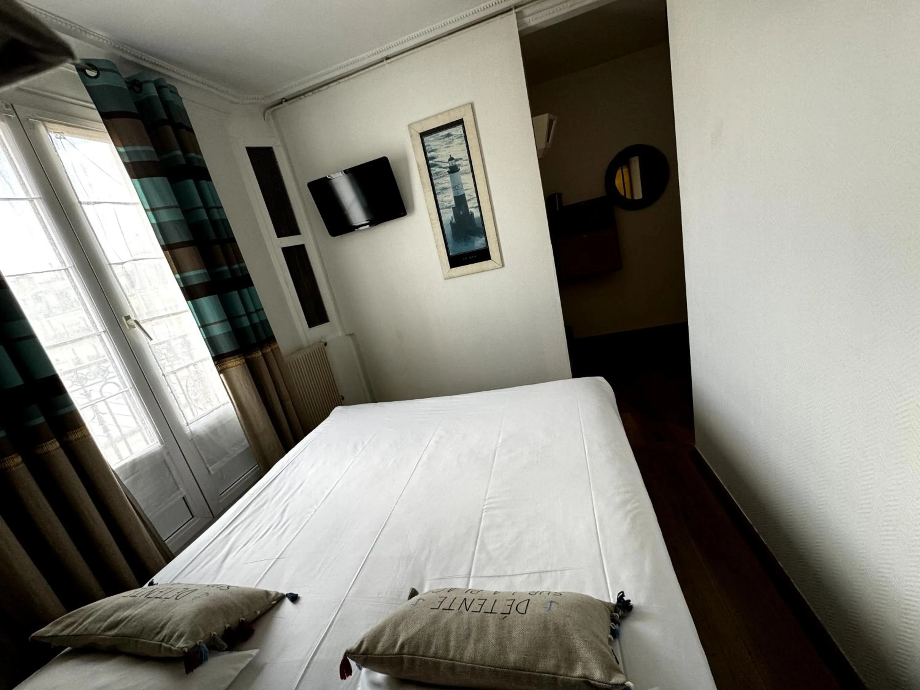 Photo of the whole room, Bed in L'Amiral