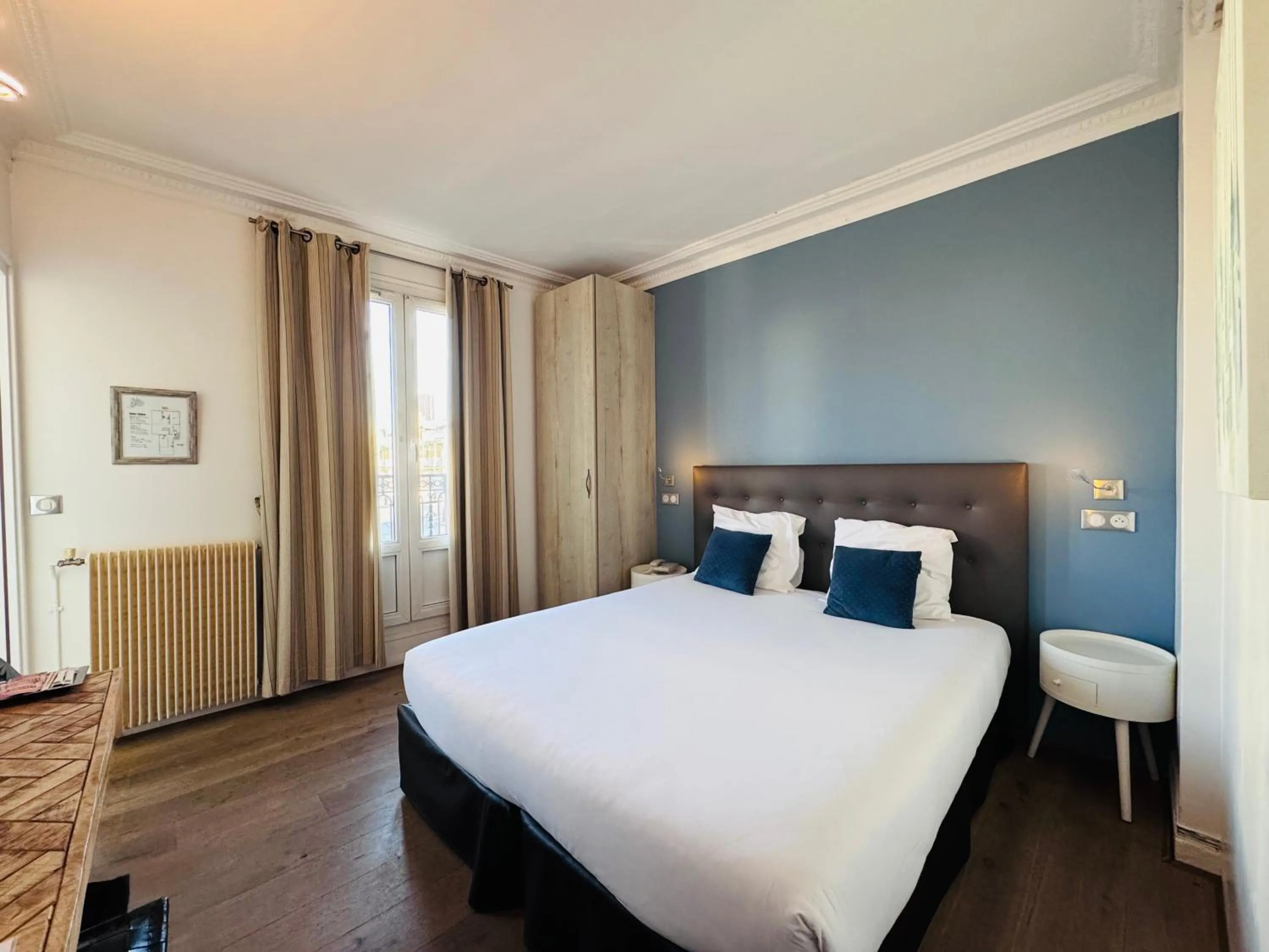 Bedroom, Bed in Hôtel L'Amiral