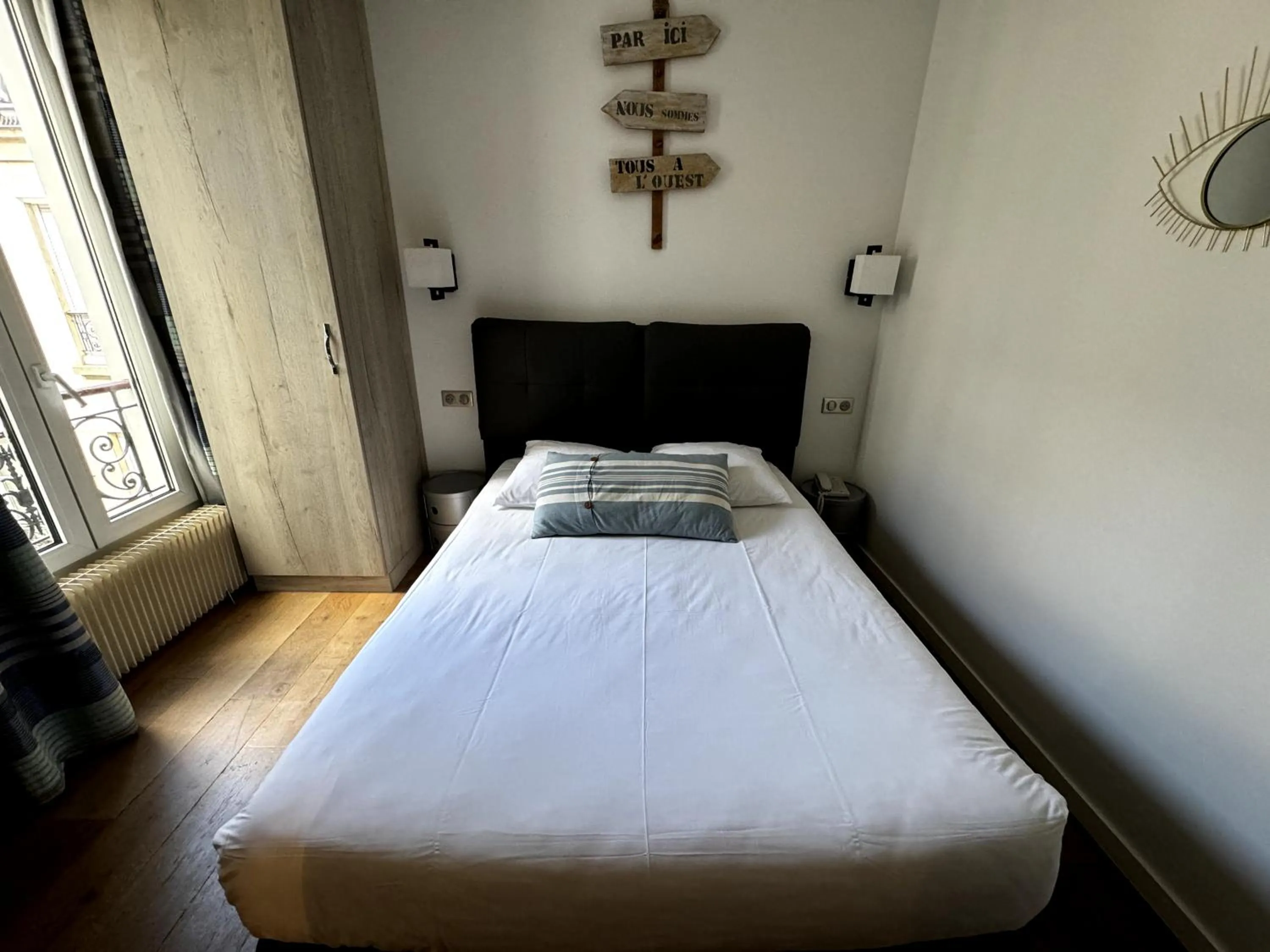 Photo of the whole room, Bed in L'Amiral