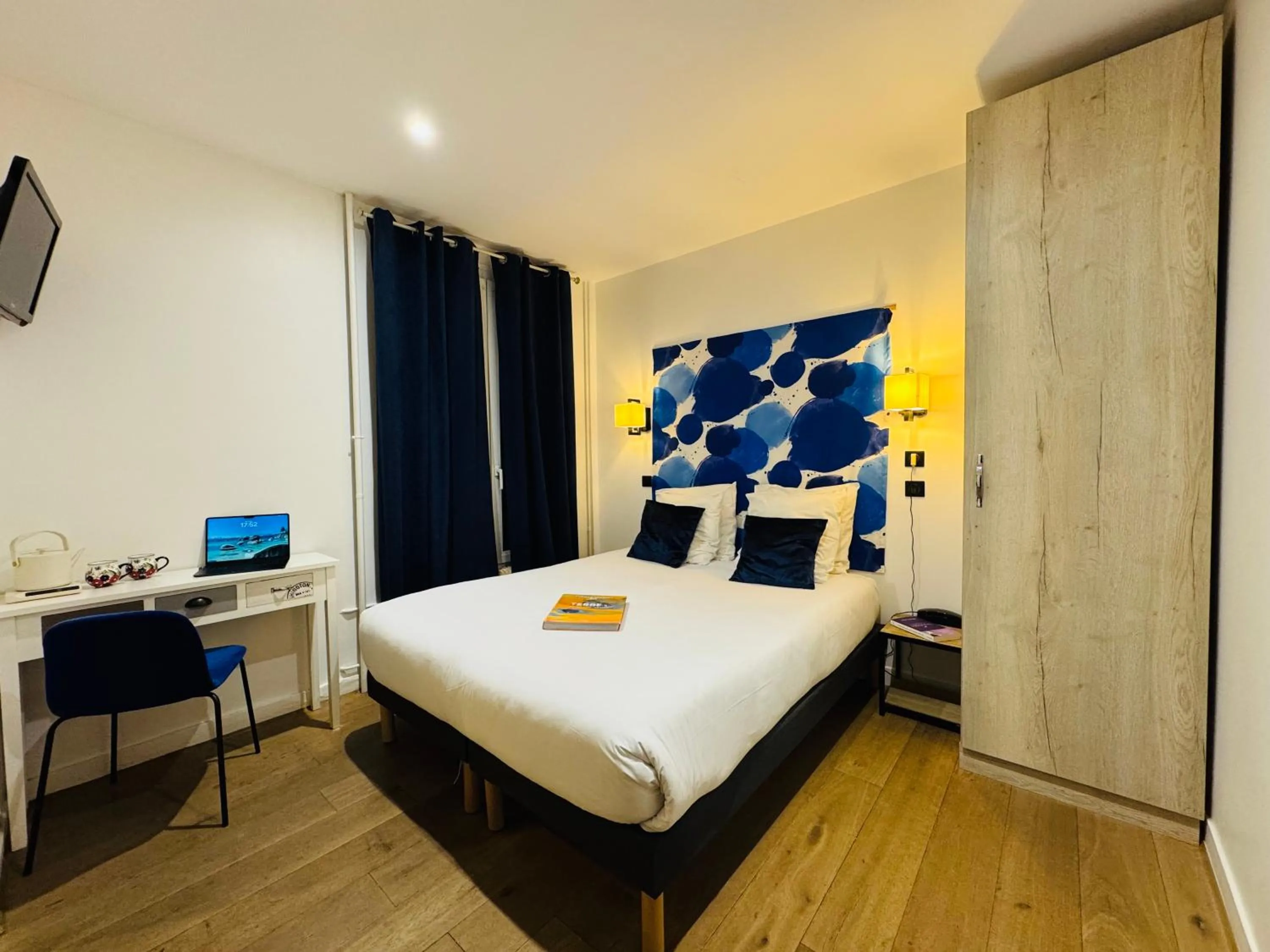 Photo of the whole room, Bed in L'Amiral