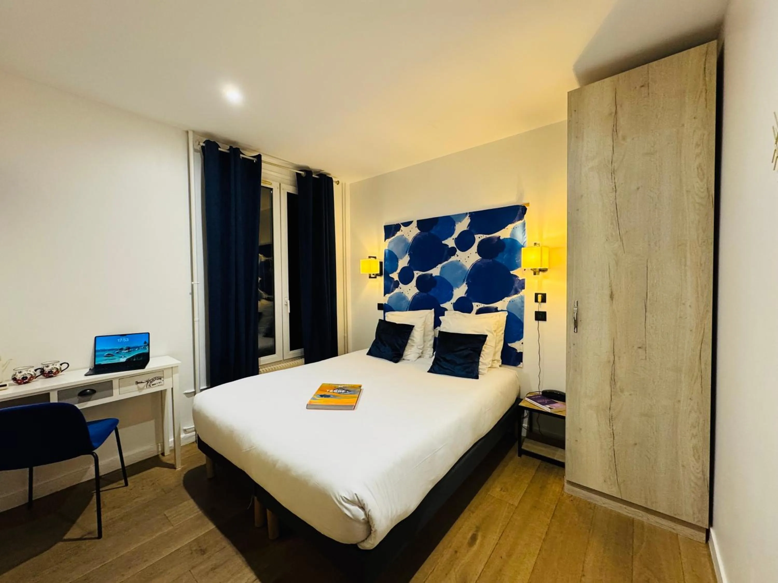 Photo of the whole room, Bed in L'Amiral