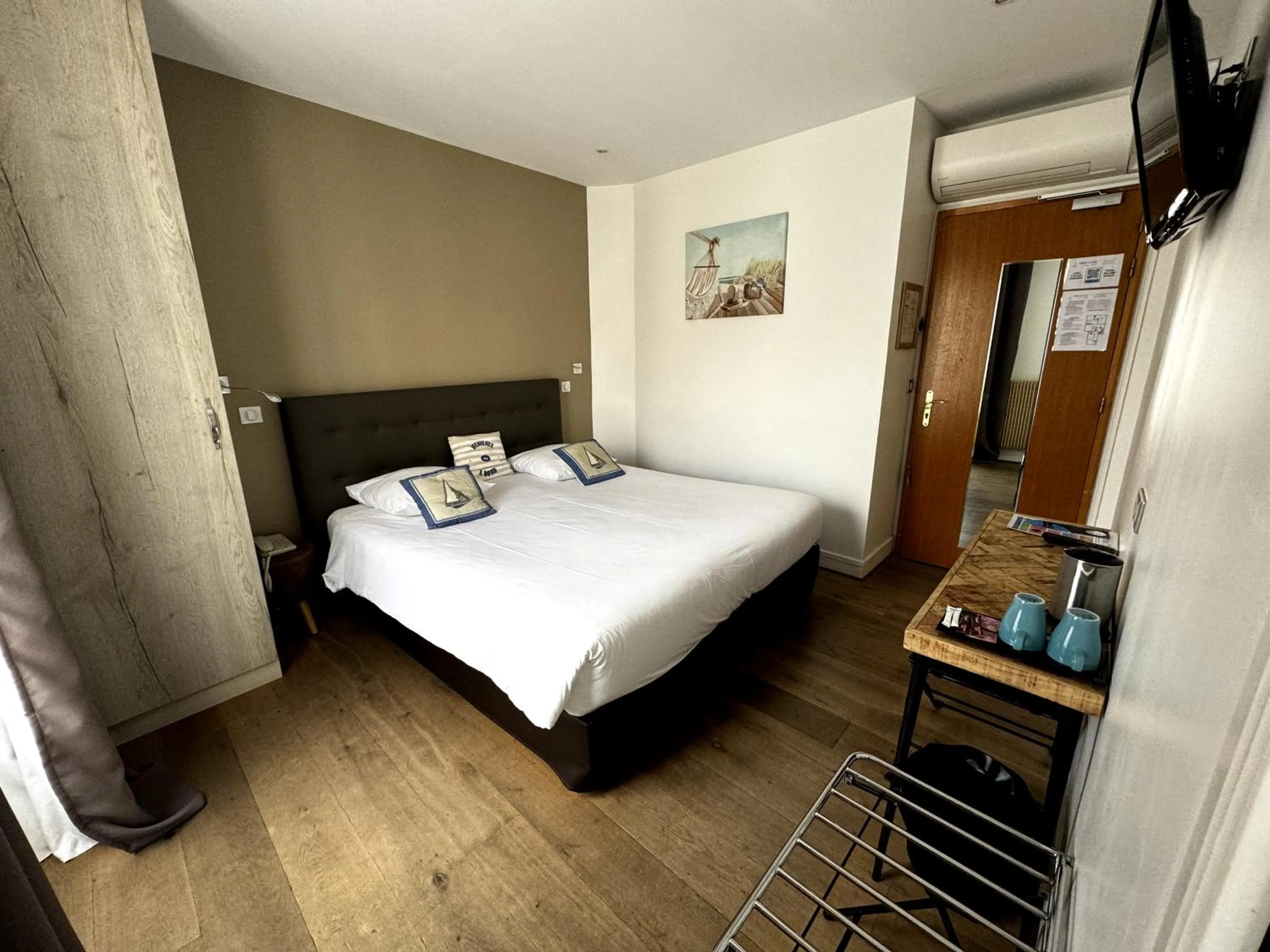 Photo of the whole room, Bed in L'Amiral