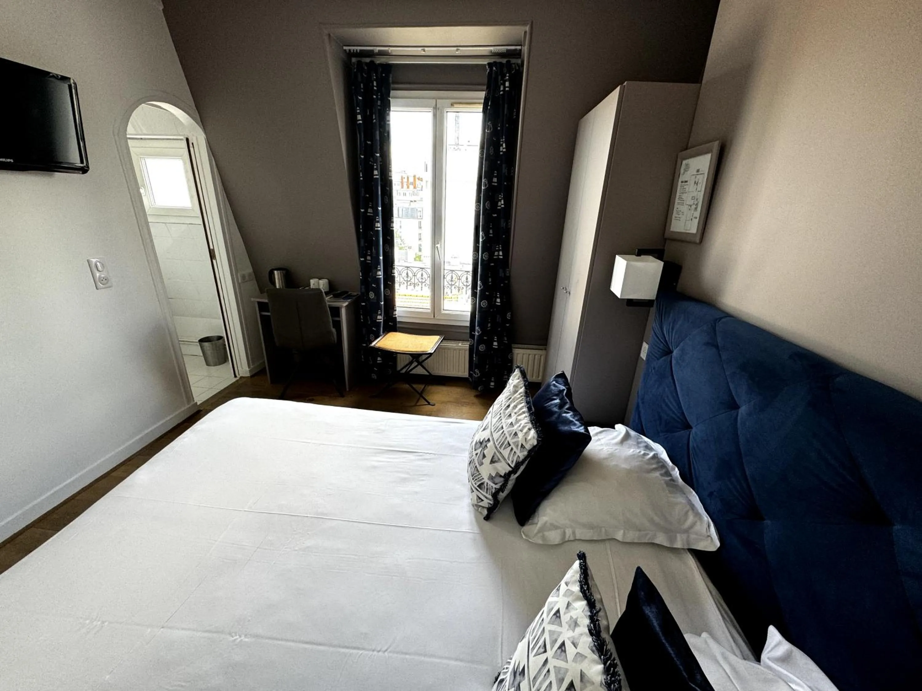 Photo of the whole room, Bed in L'Amiral