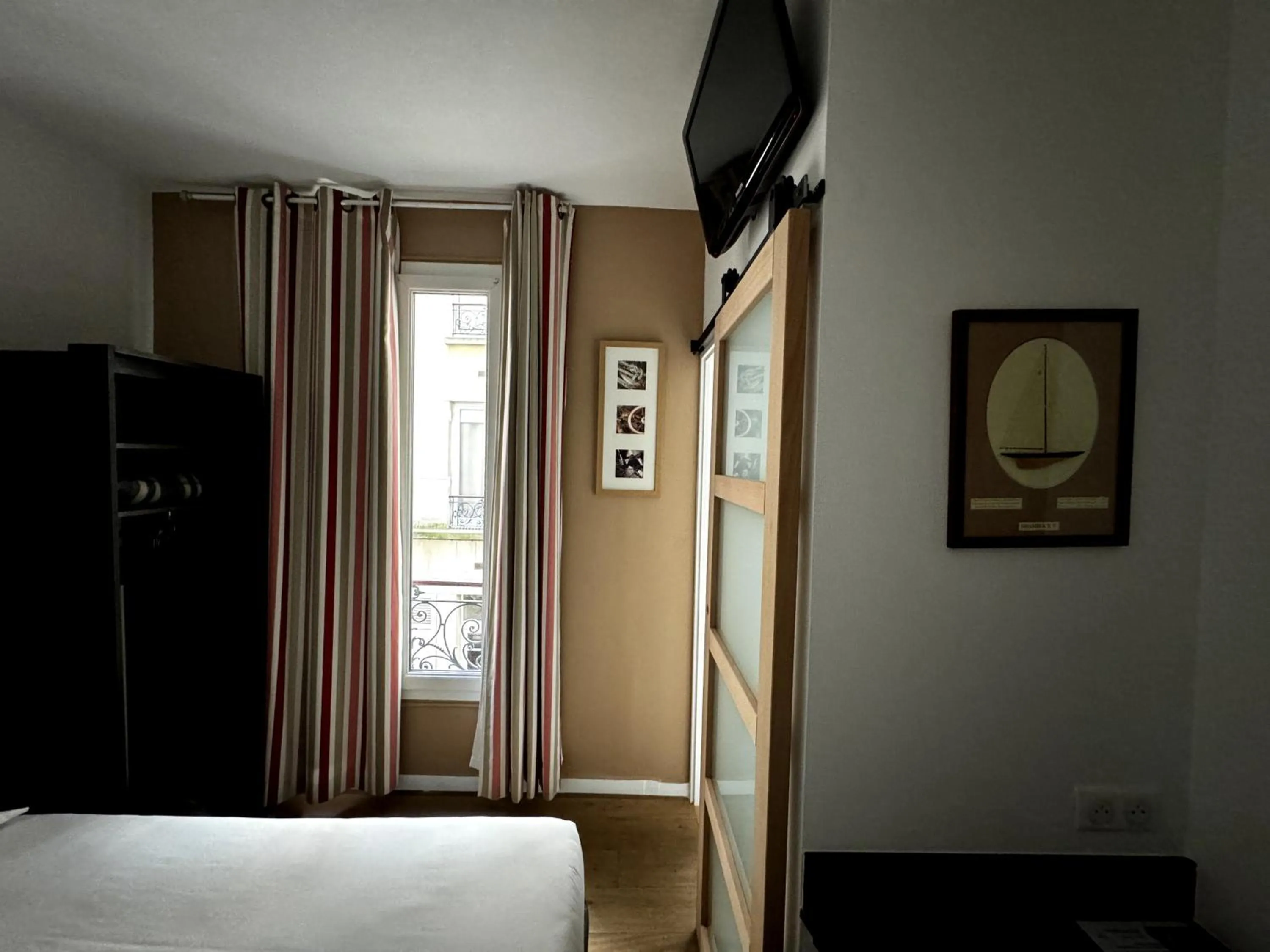 Photo of the whole room, Bed in L'Amiral