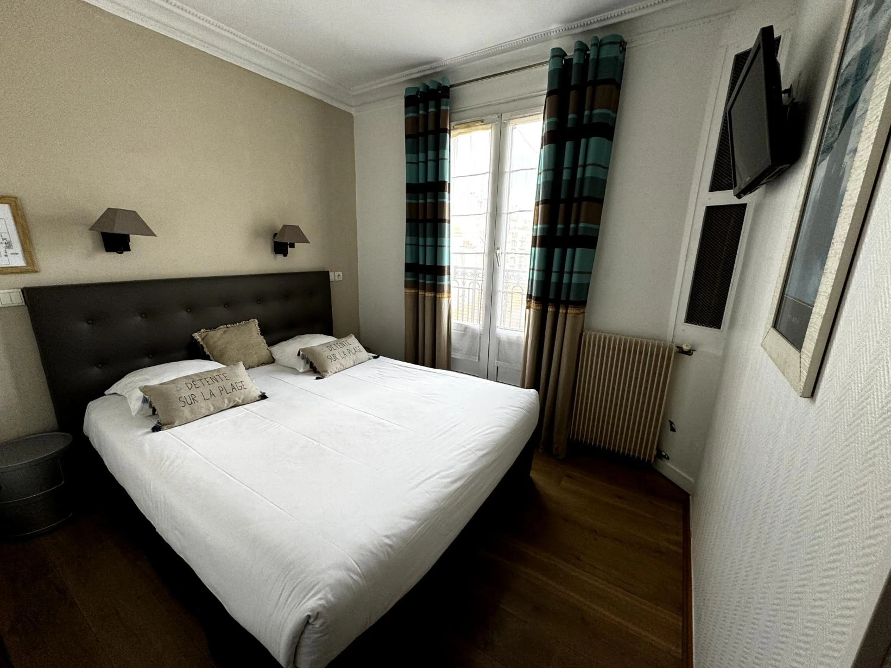 Photo of the whole room, Bed in L'Amiral