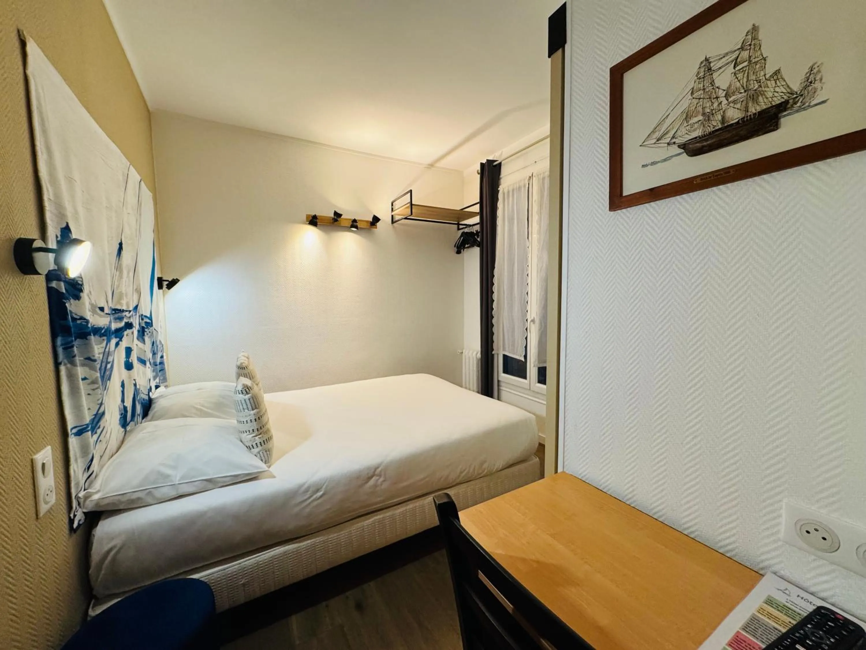 Bedroom, Bed in L'Amiral