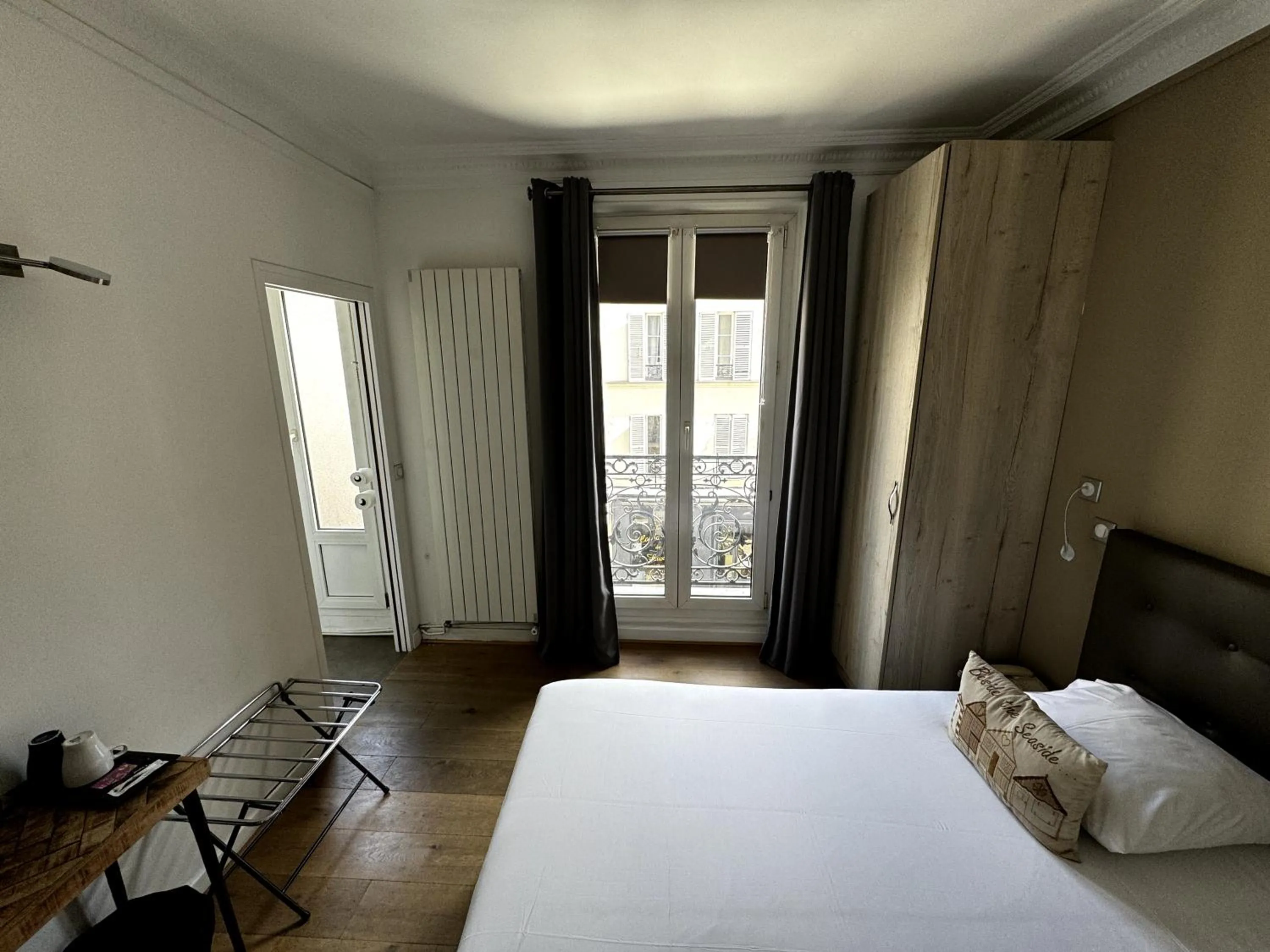 Photo of the whole room, Bed in L'Amiral