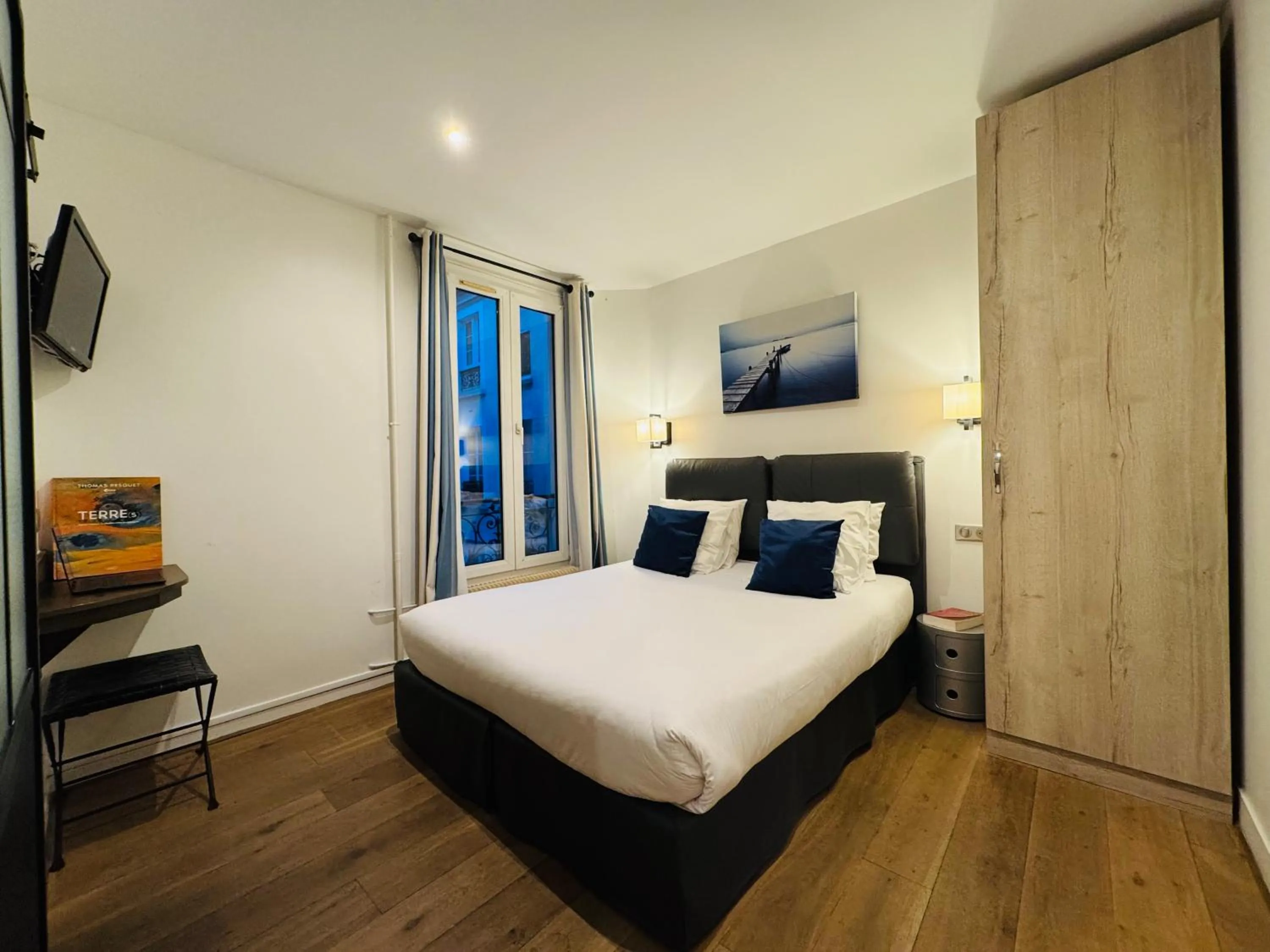 Photo of the whole room, Bed in L'Amiral