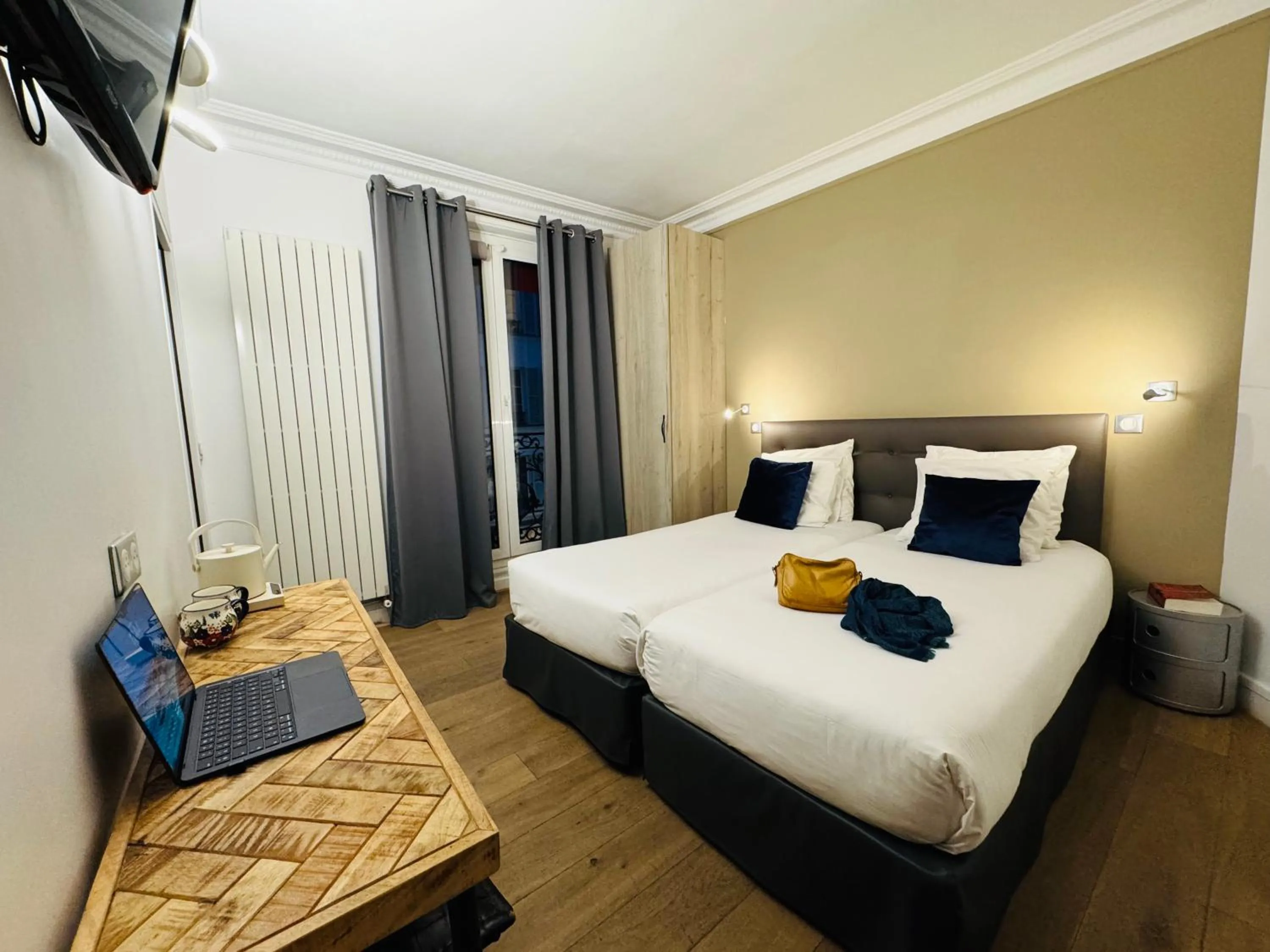 Photo of the whole room, Bed in L'Amiral