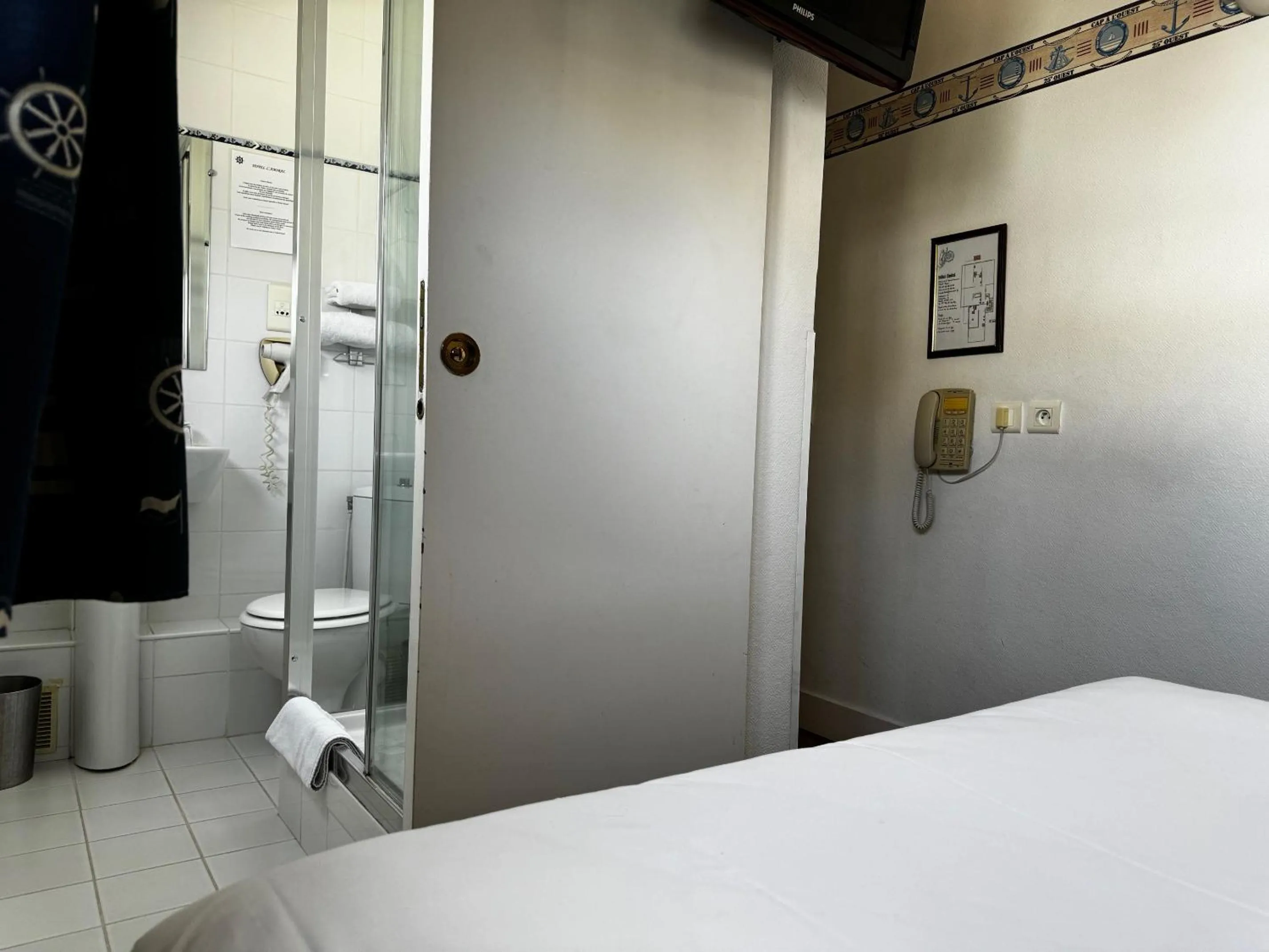 Bathroom in L'Amiral