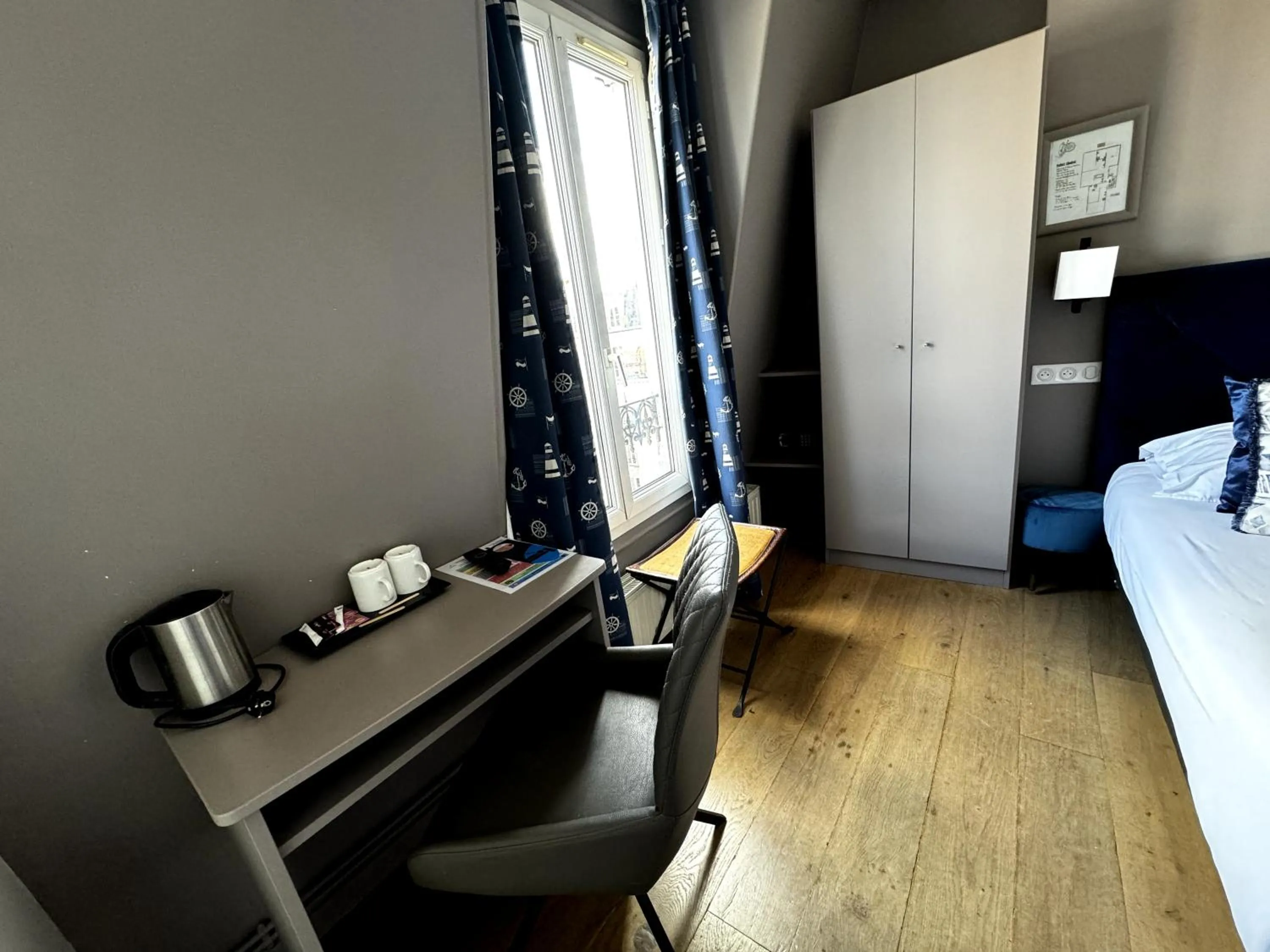 Seating area, Bed in L'Amiral