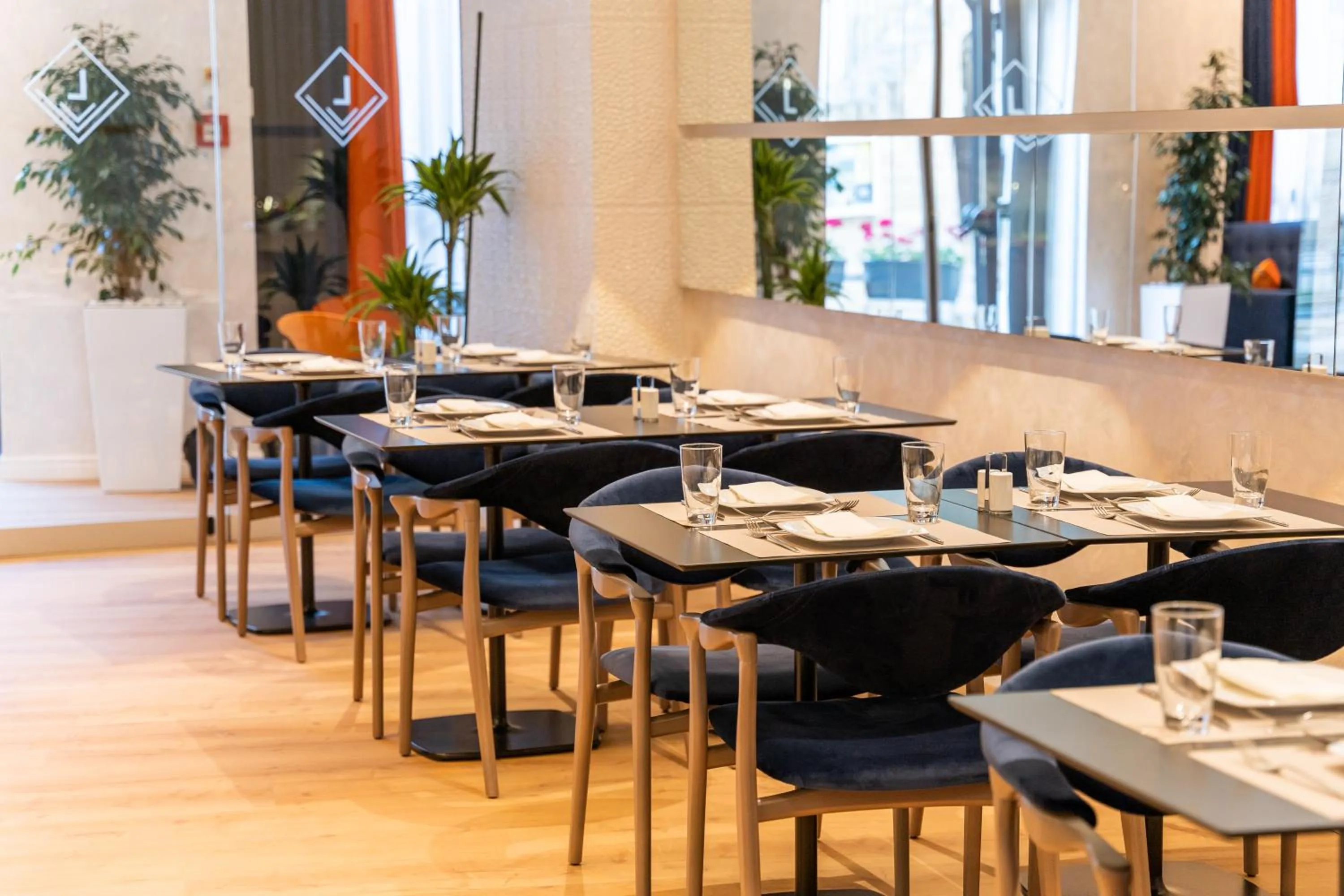 Restaurant/places to eat in Hotel Luxe