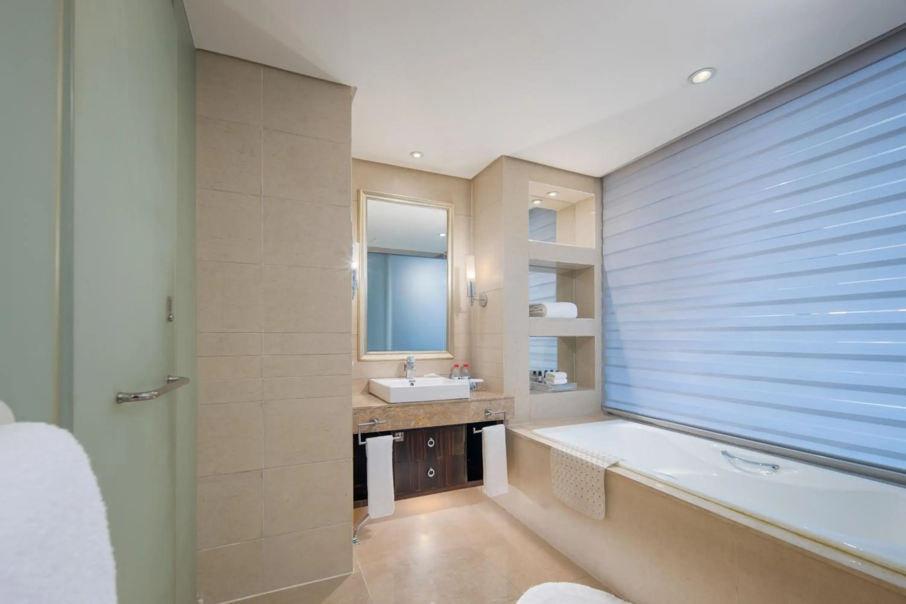 Deluxe Queen Room in Haiwaihai Grand Hotel Ma'anshan Deluxe Queen Room in Haiwaihai Grand Hotel Ma'anshan