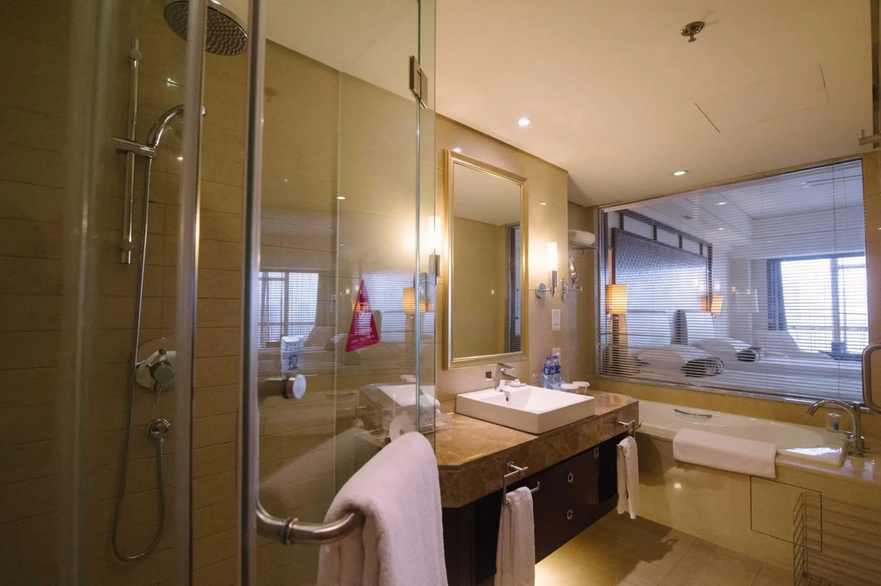 Bathroom in Haiwaihai Grand Hotel Ma'anshan Bathroom in Haiwaihai Grand Hotel Ma'anshan