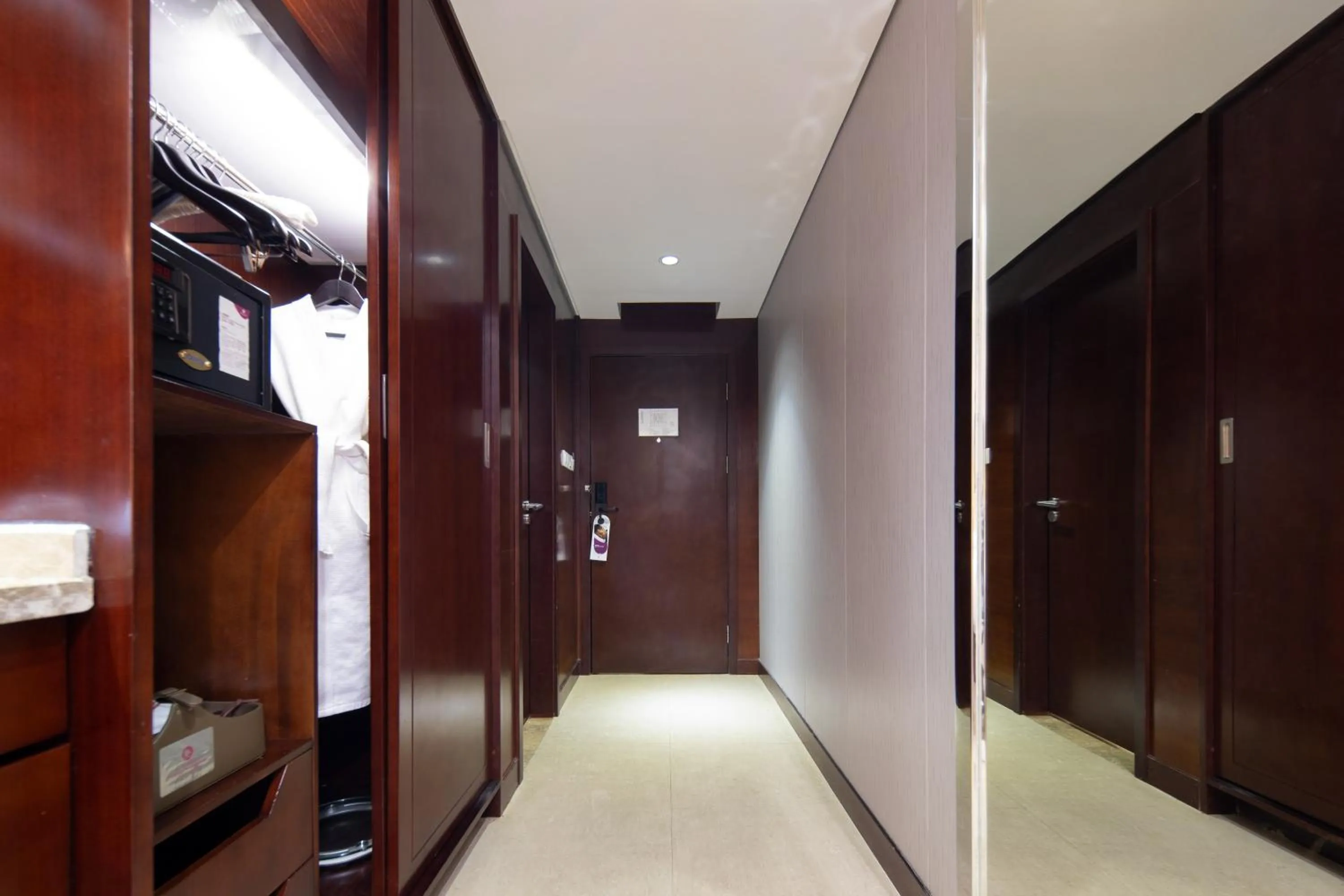 wardrobe in Haiwaihai Grand Hotel Ma'anshan
