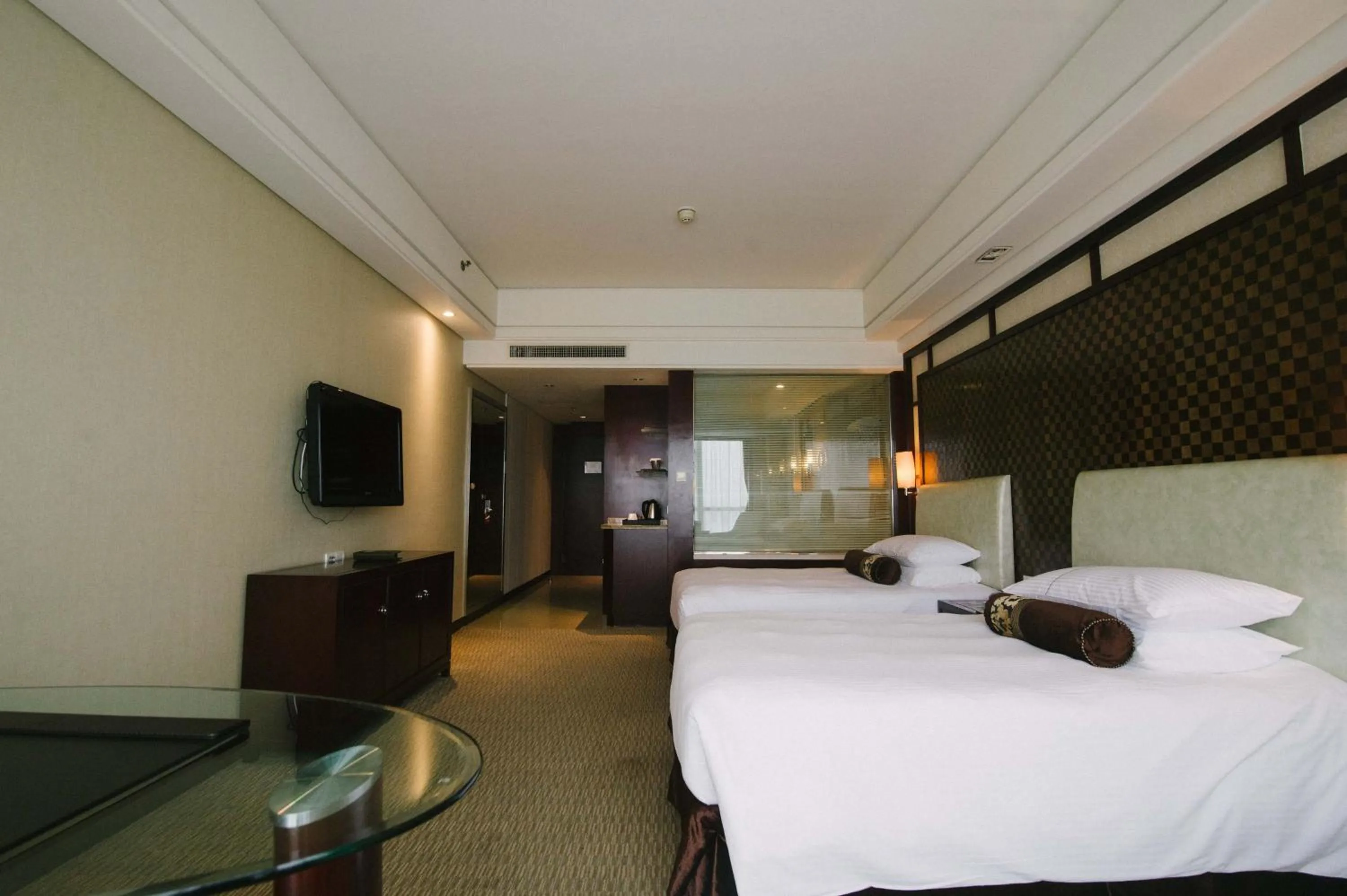 Photo of the whole room, Bed in Haiwaihai Grand Hotel Ma'anshan