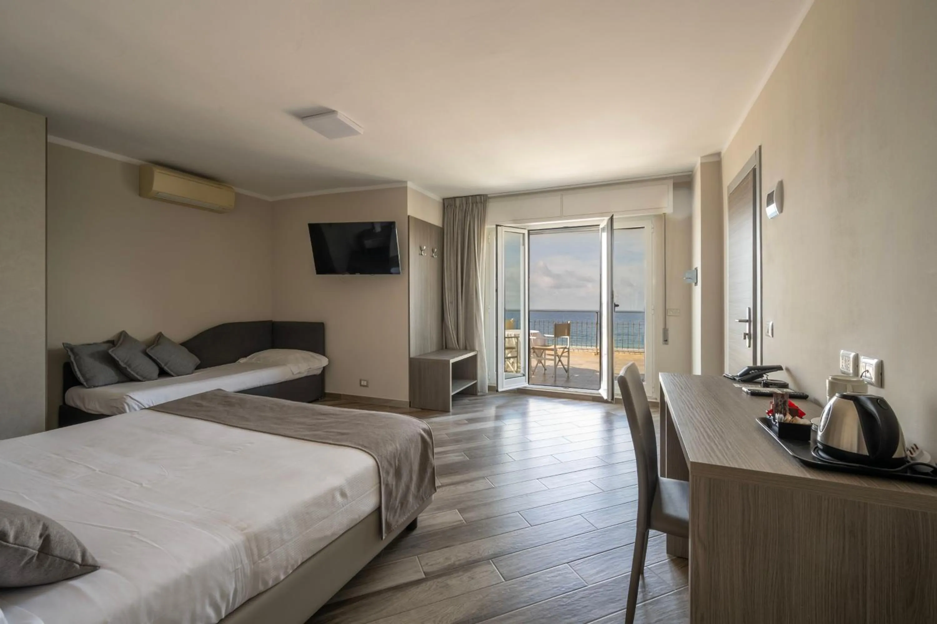 Bedroom, Bed in Hotel Mediterraneo