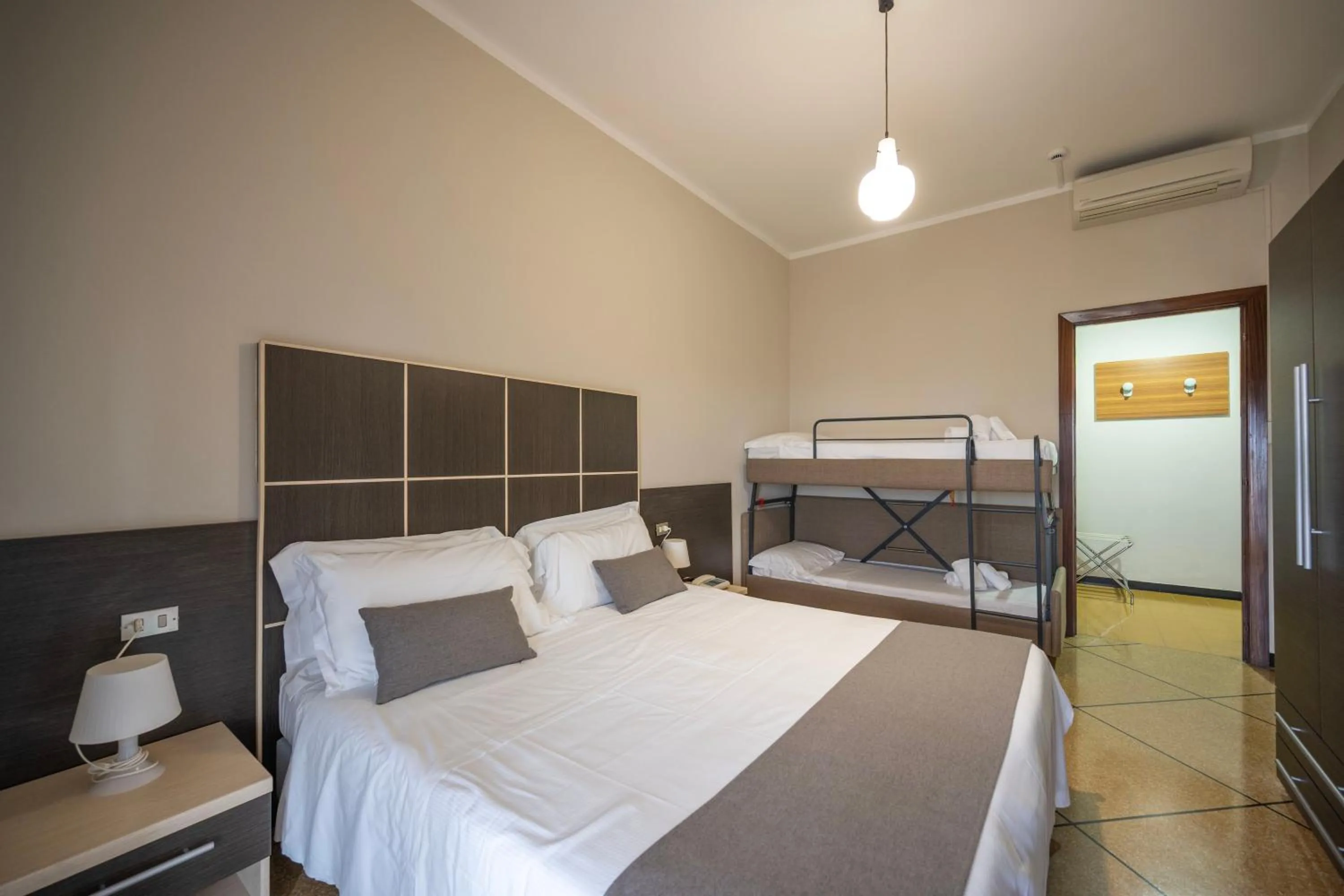 Bedroom, Bed in Hotel Mediterraneo