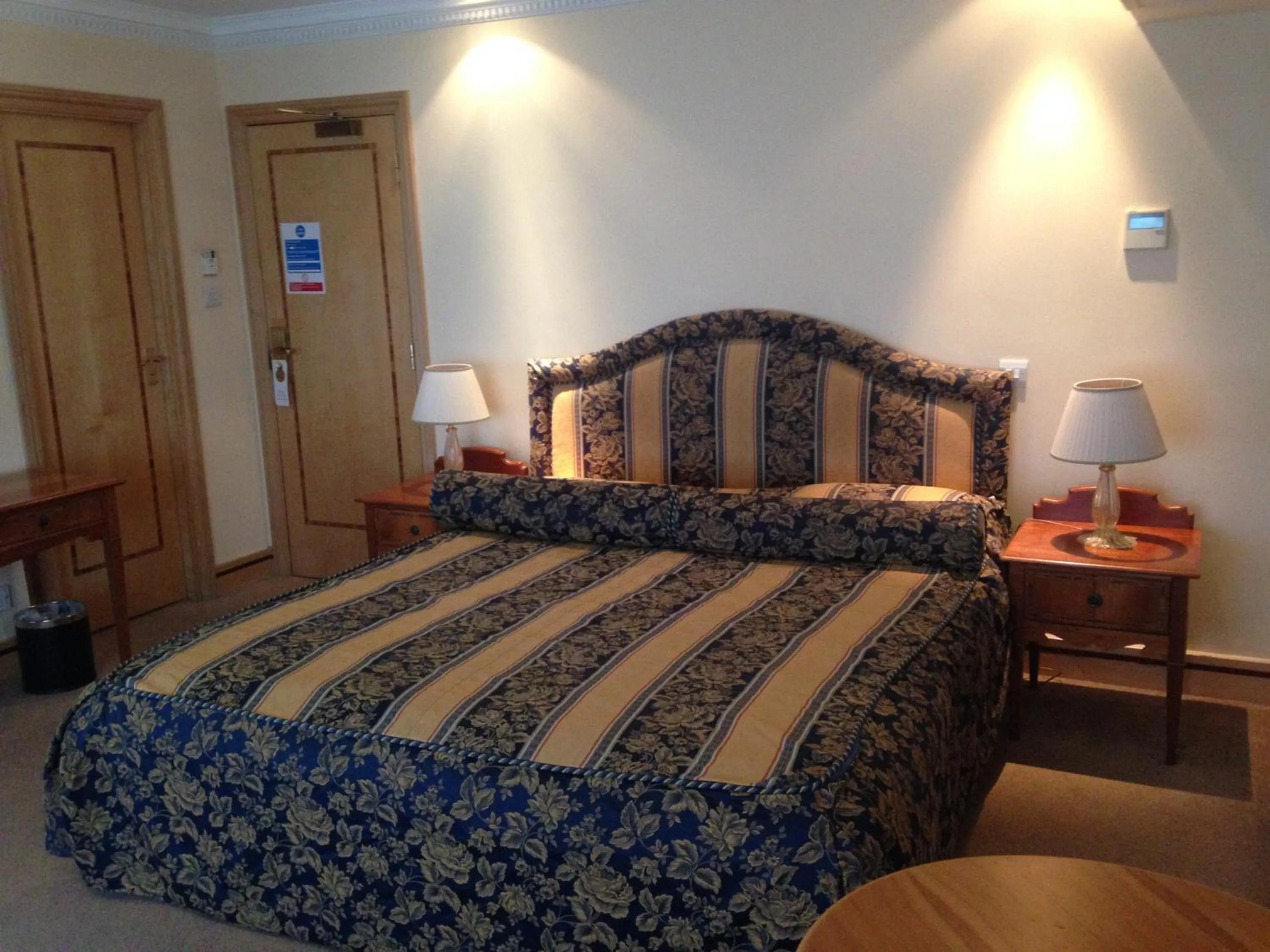 Photo of the whole room, Bed in Troy Hotel