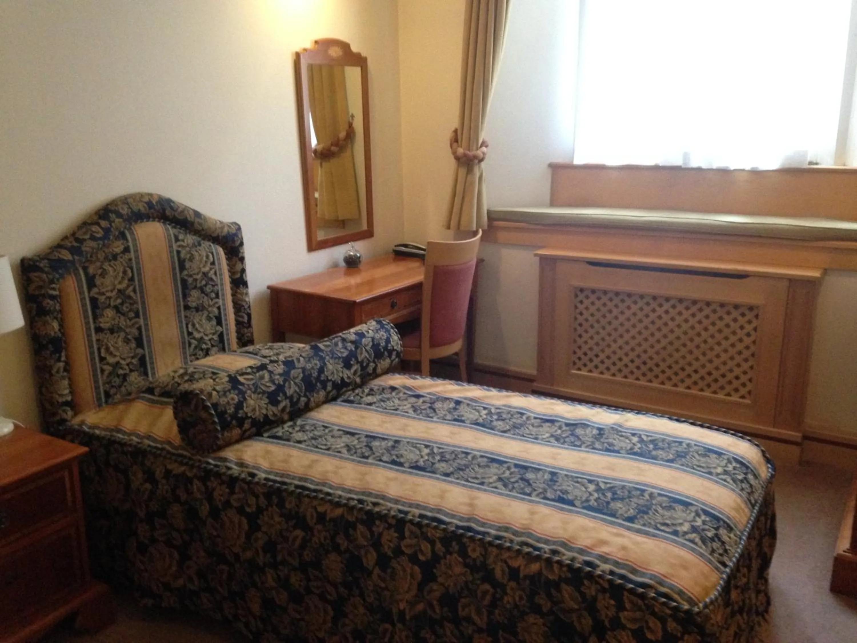 Photo of the whole room, Bed in Troy Hotel