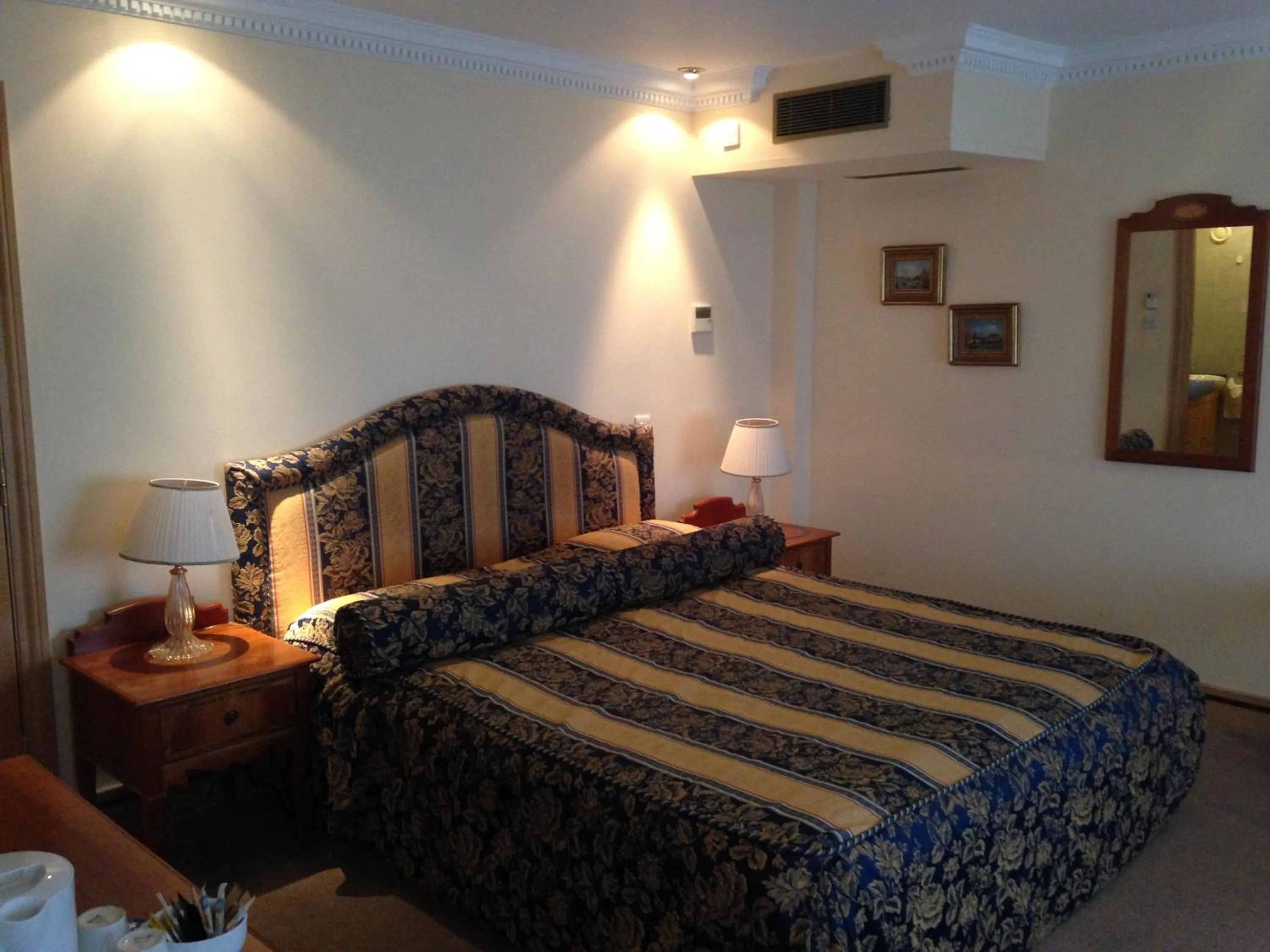 Photo of the whole room, Bed in Troy Hotel