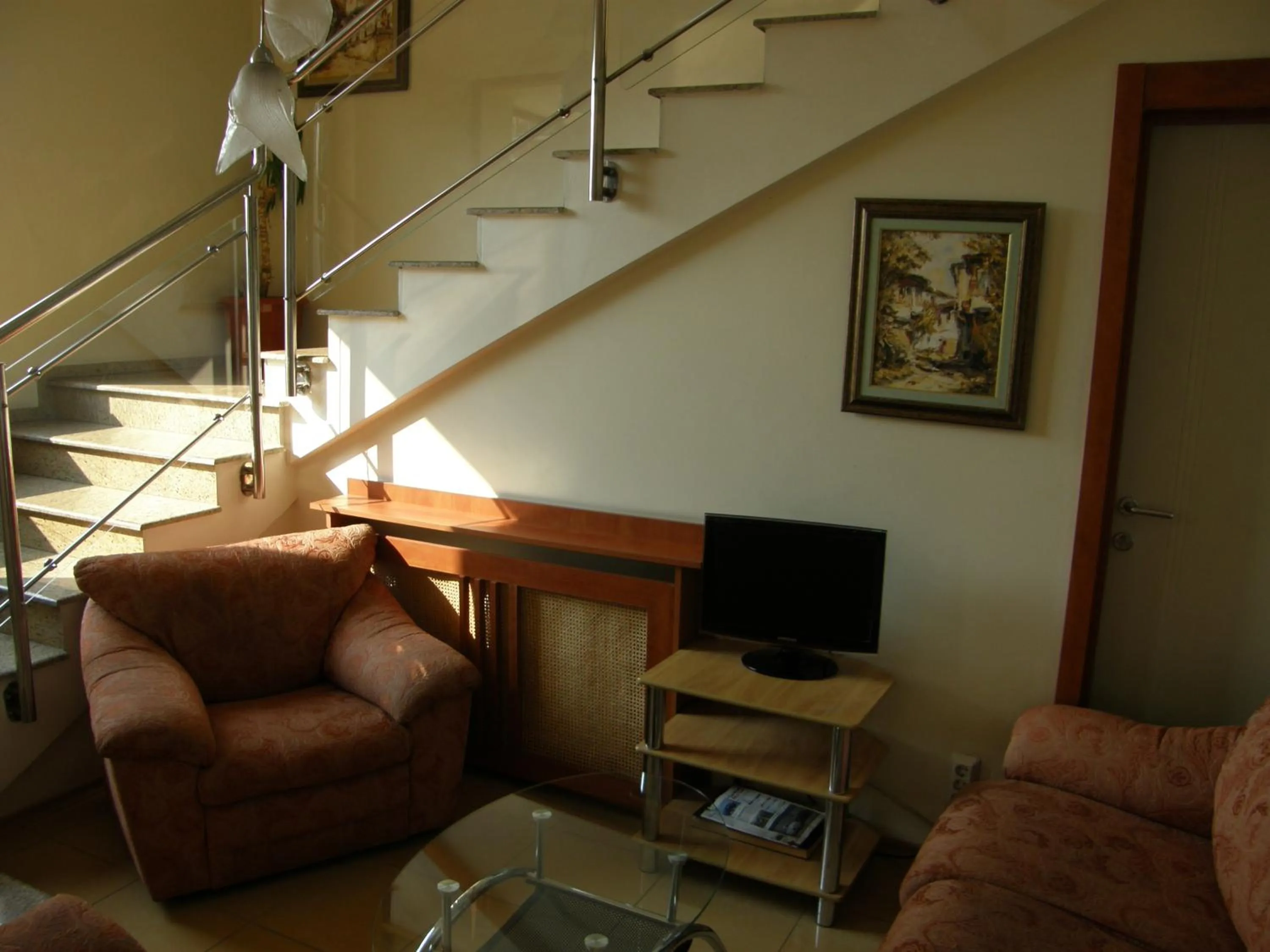 Communal lounge/ TV room in Philippopolis Hotel