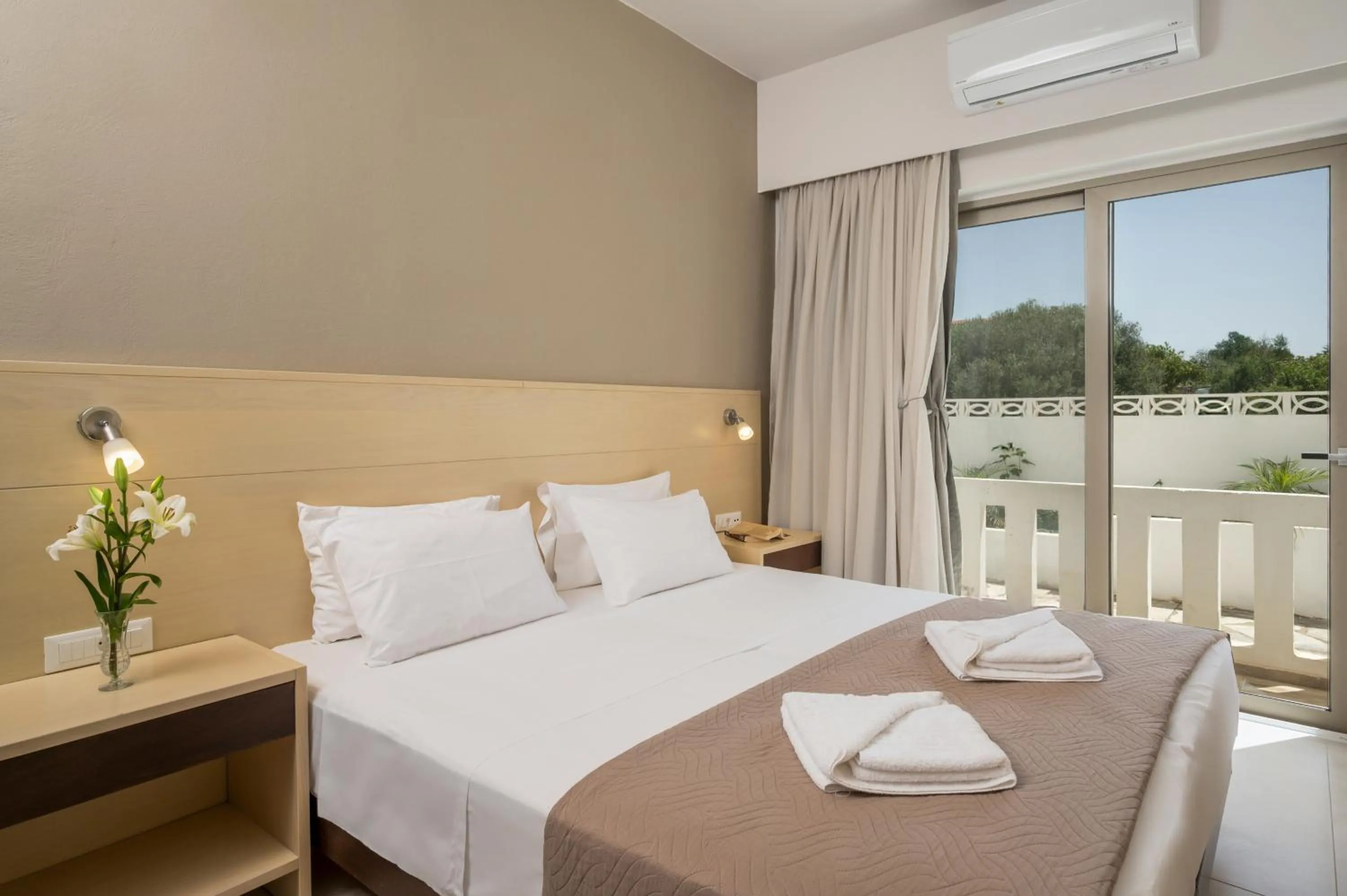 Bed in Esplanade Apartments - Heated Pool