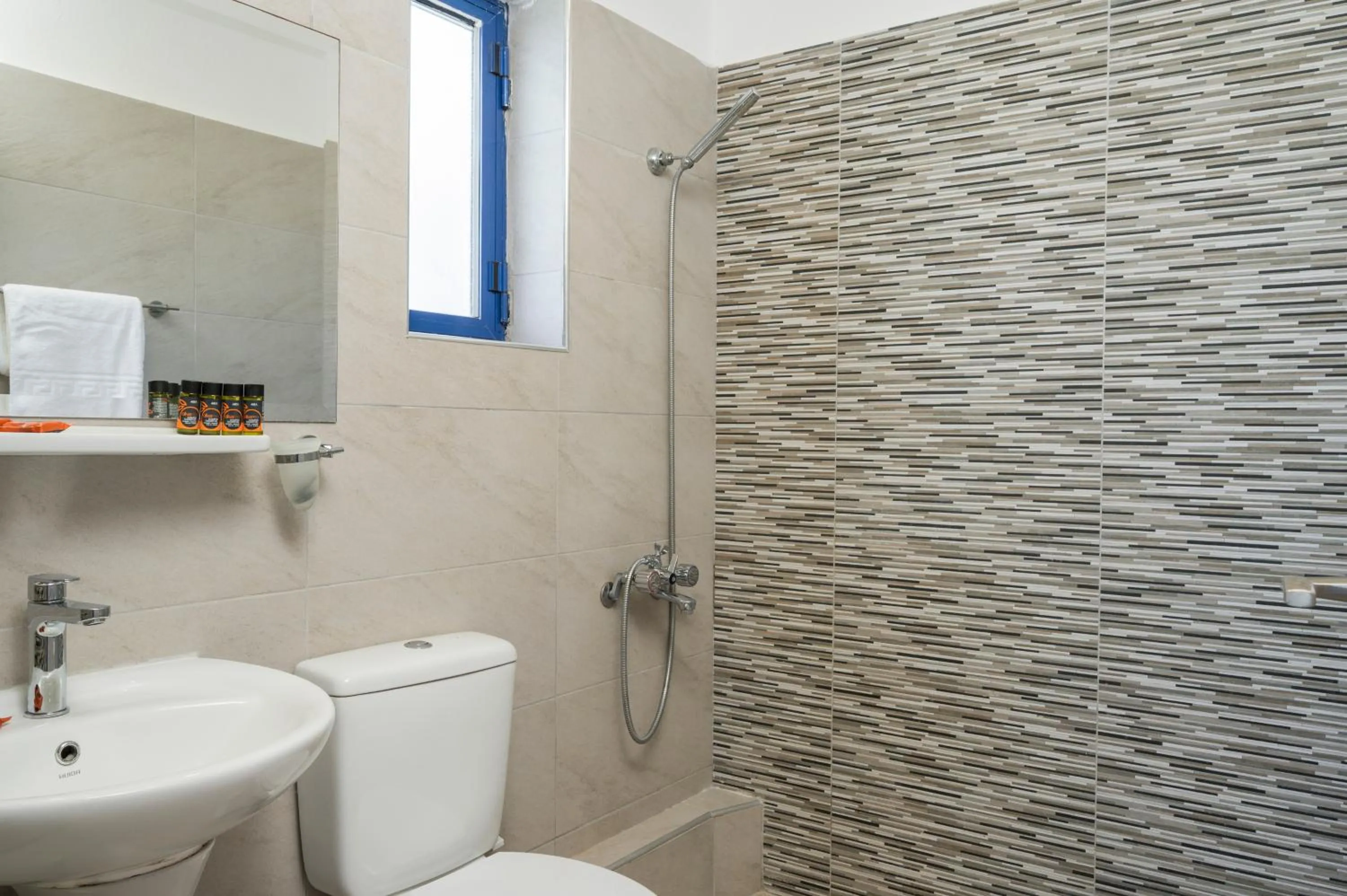 Shower in Esplanade Apartments - Heated Pool