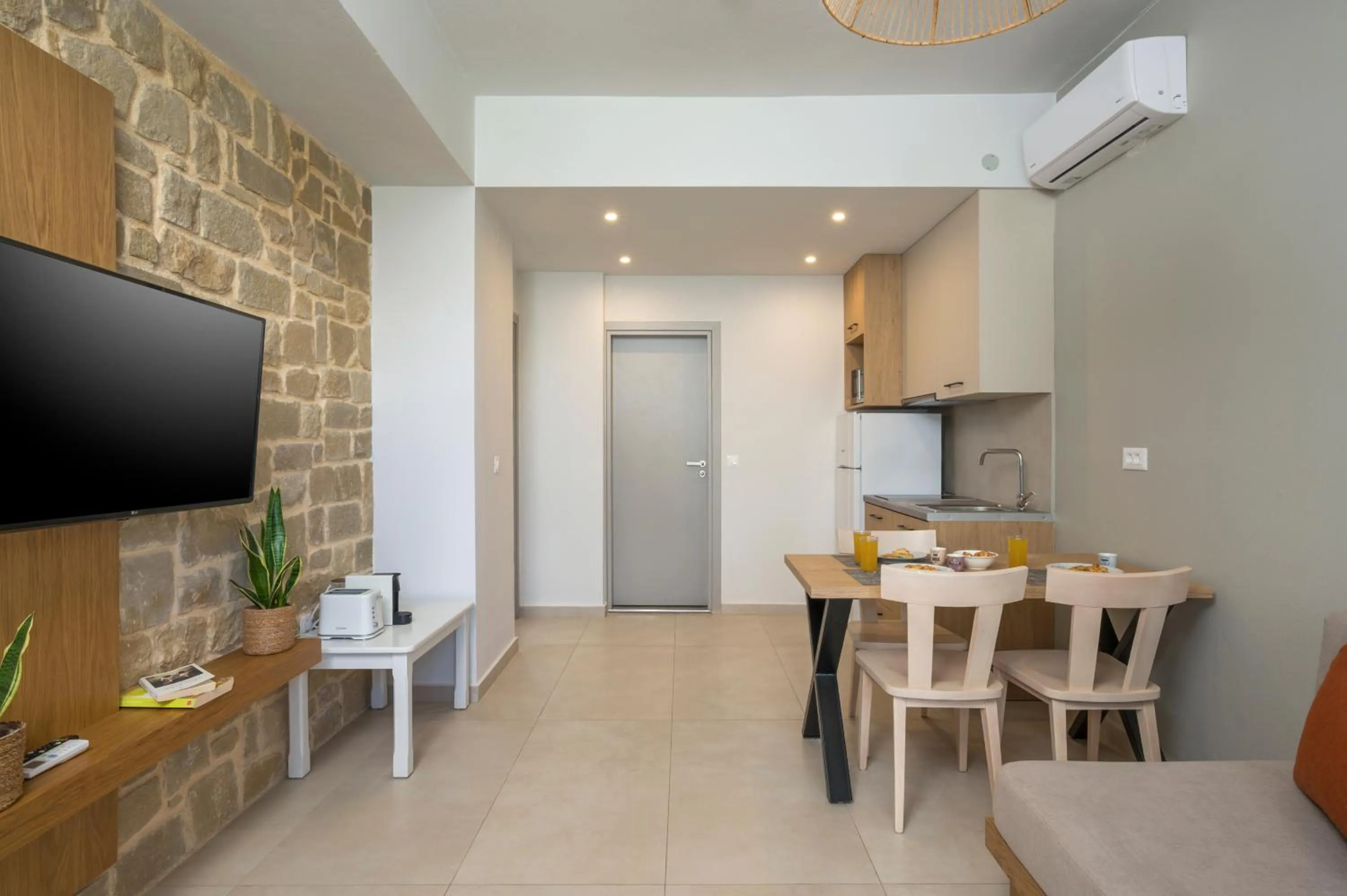 TV and multimedia in Esplanade Apartments - Heated Pool