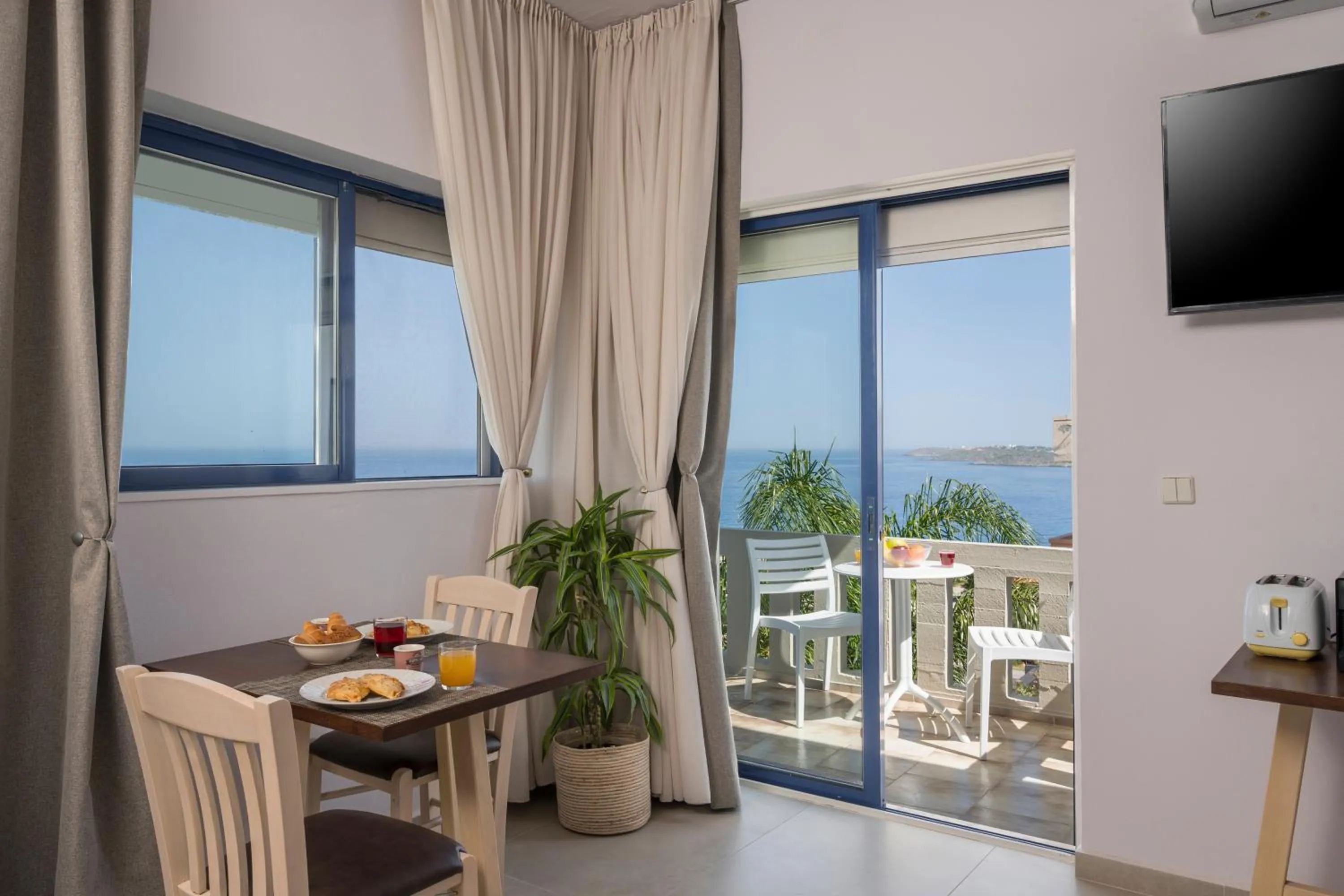 Day in Esplanade Apartments - Heated Pool