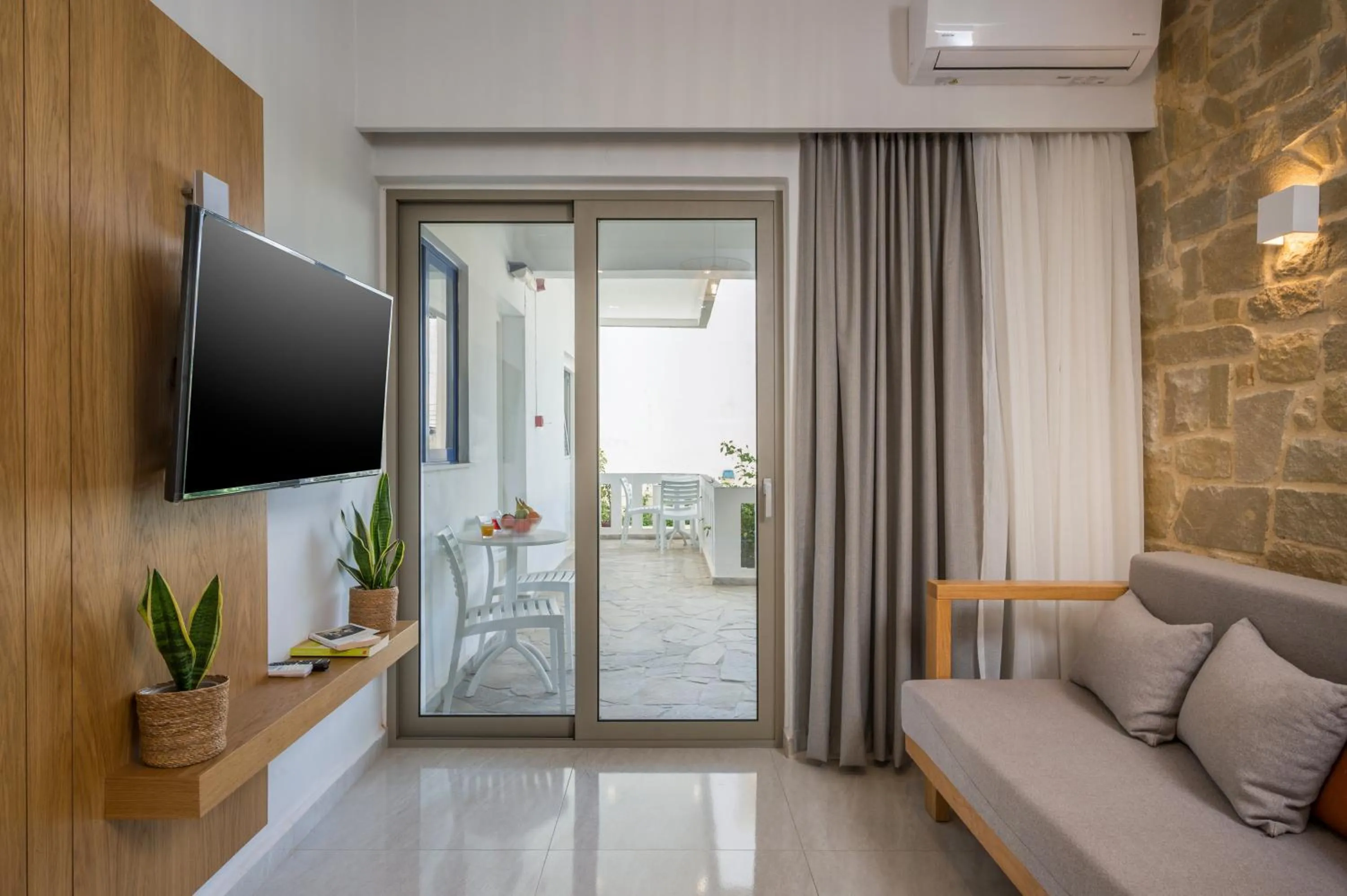 TV and multimedia in Esplanade Apartments - Heated Pool