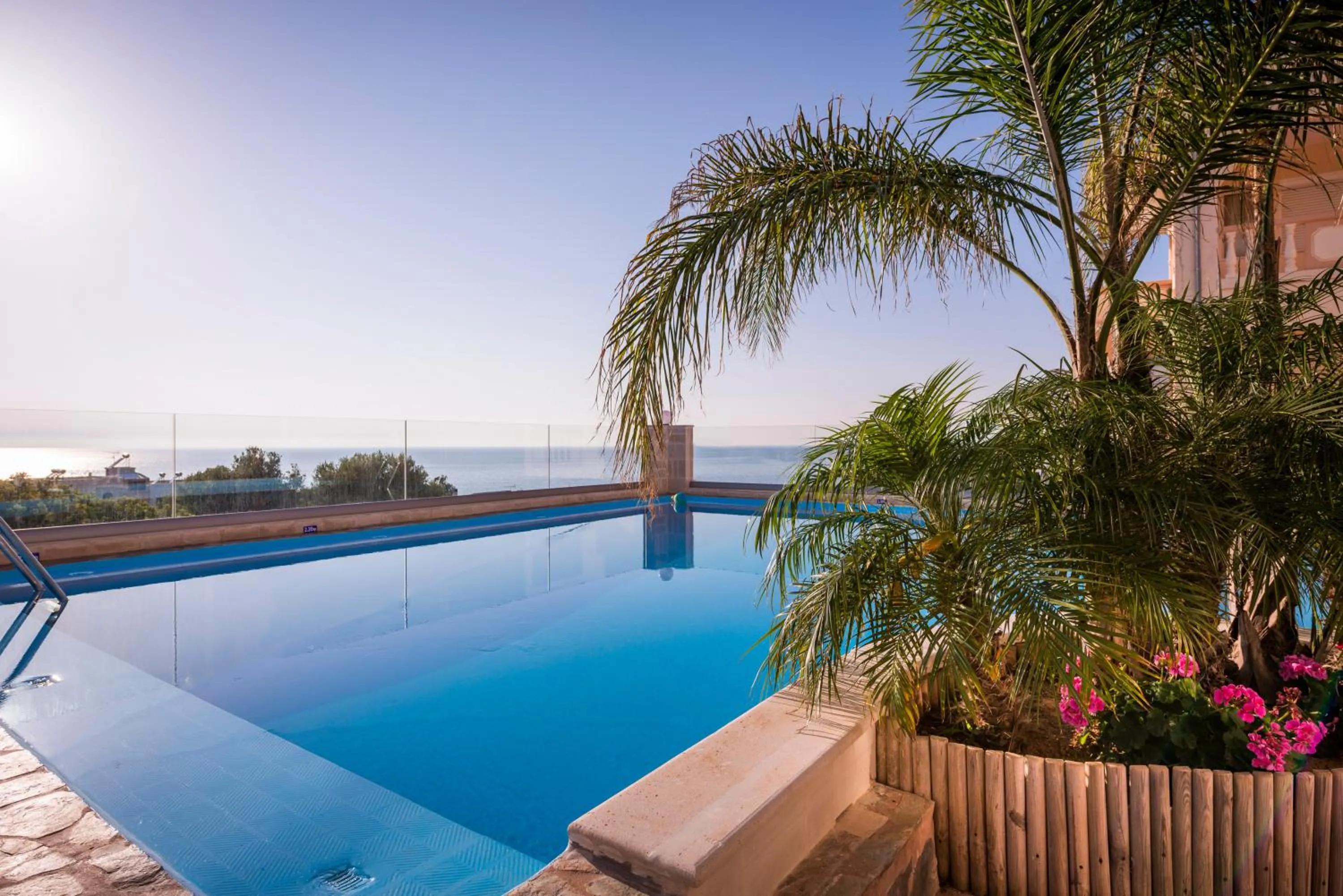 Swimming pool in Esplanade Apartments - Heated Pool