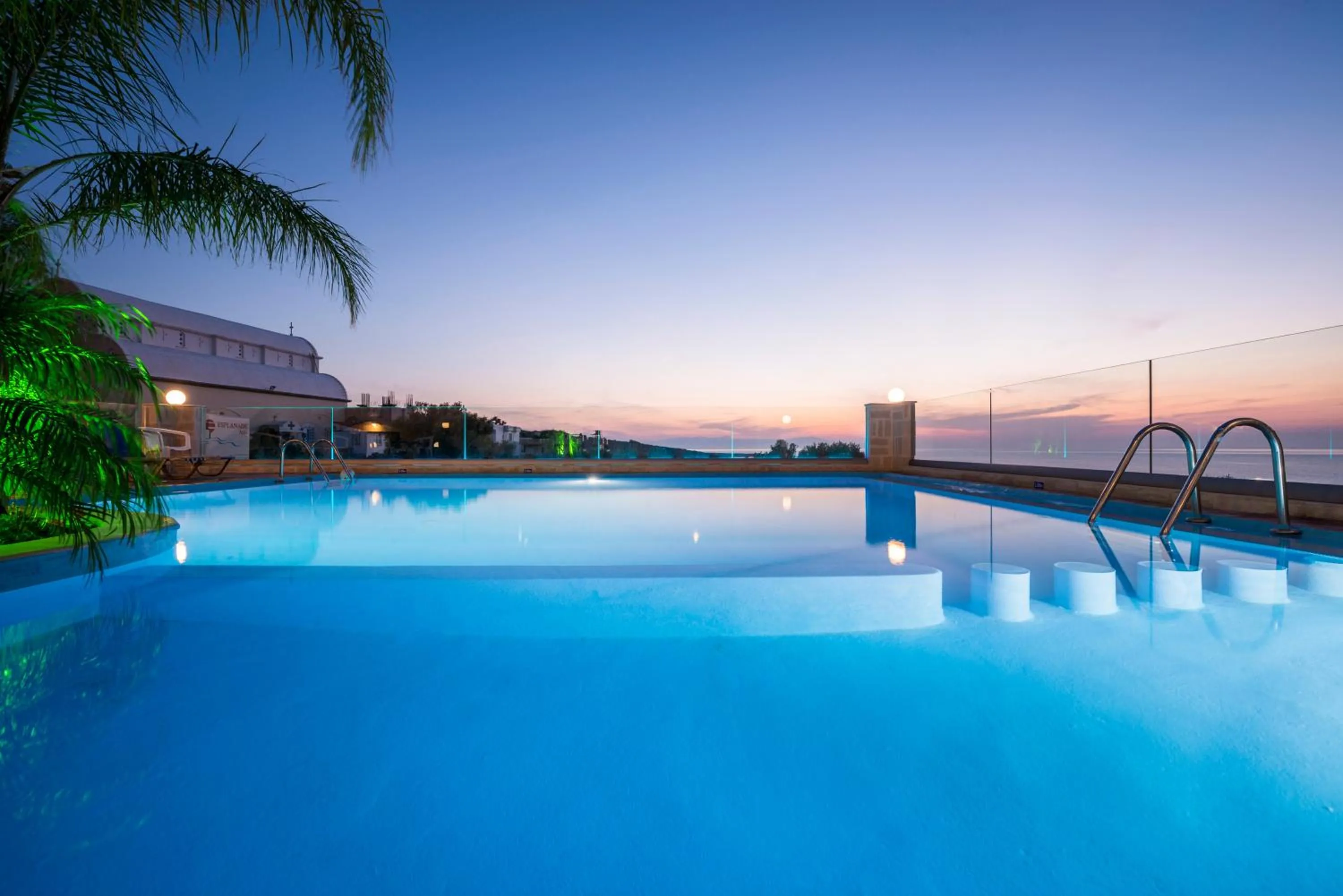 Swimming pool in Esplanade Apartments - Heated Pool