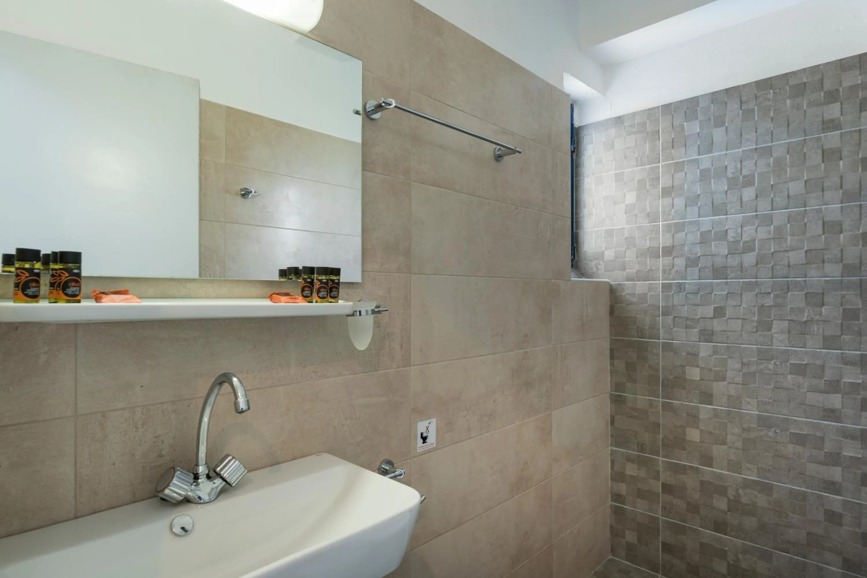 Shower in Esplanade Apartments - Heated Pool