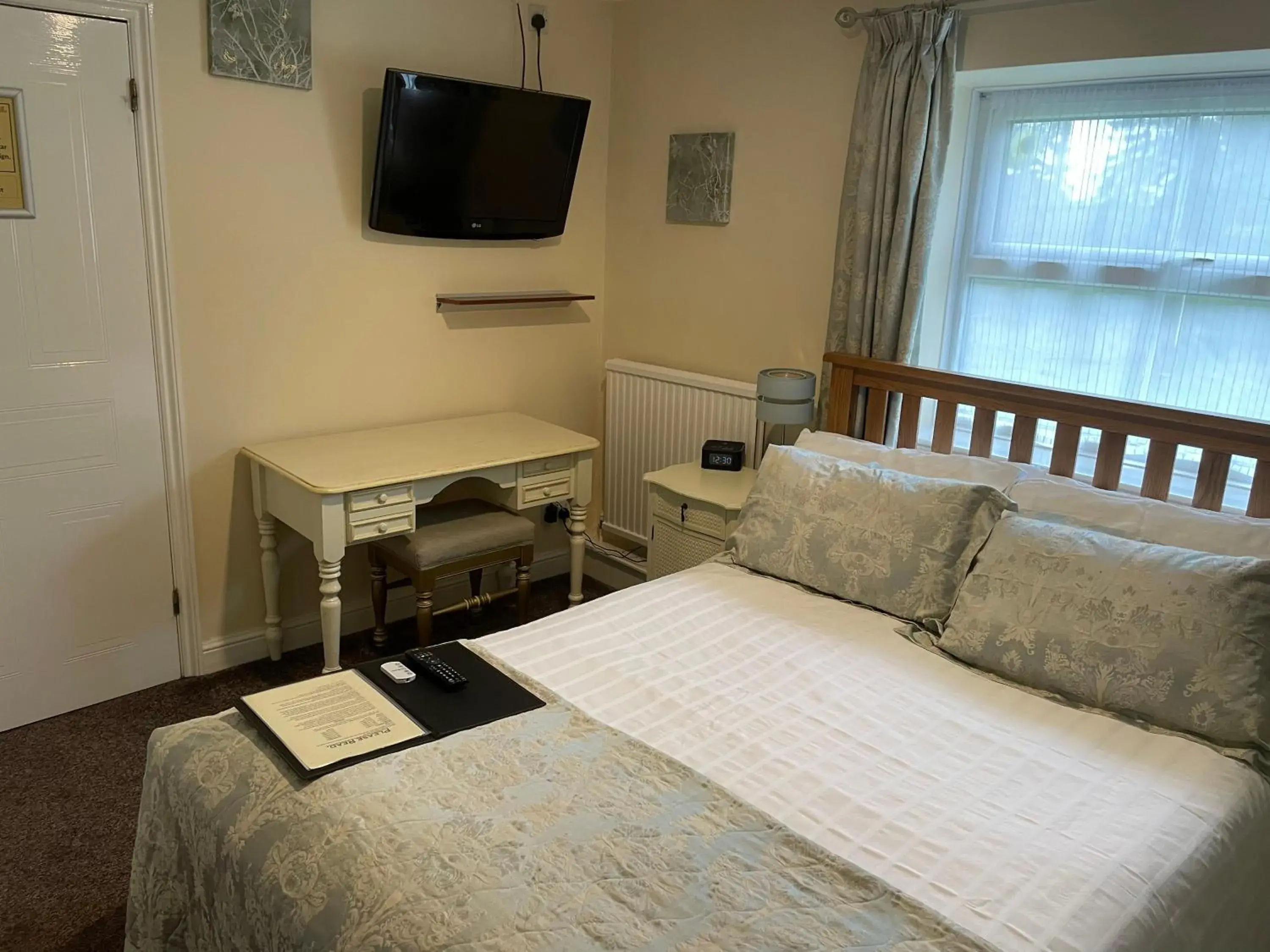 Double Room with Private Bathroom in The Bell Inn Double Room with Private Bathroom in The Bell Inn