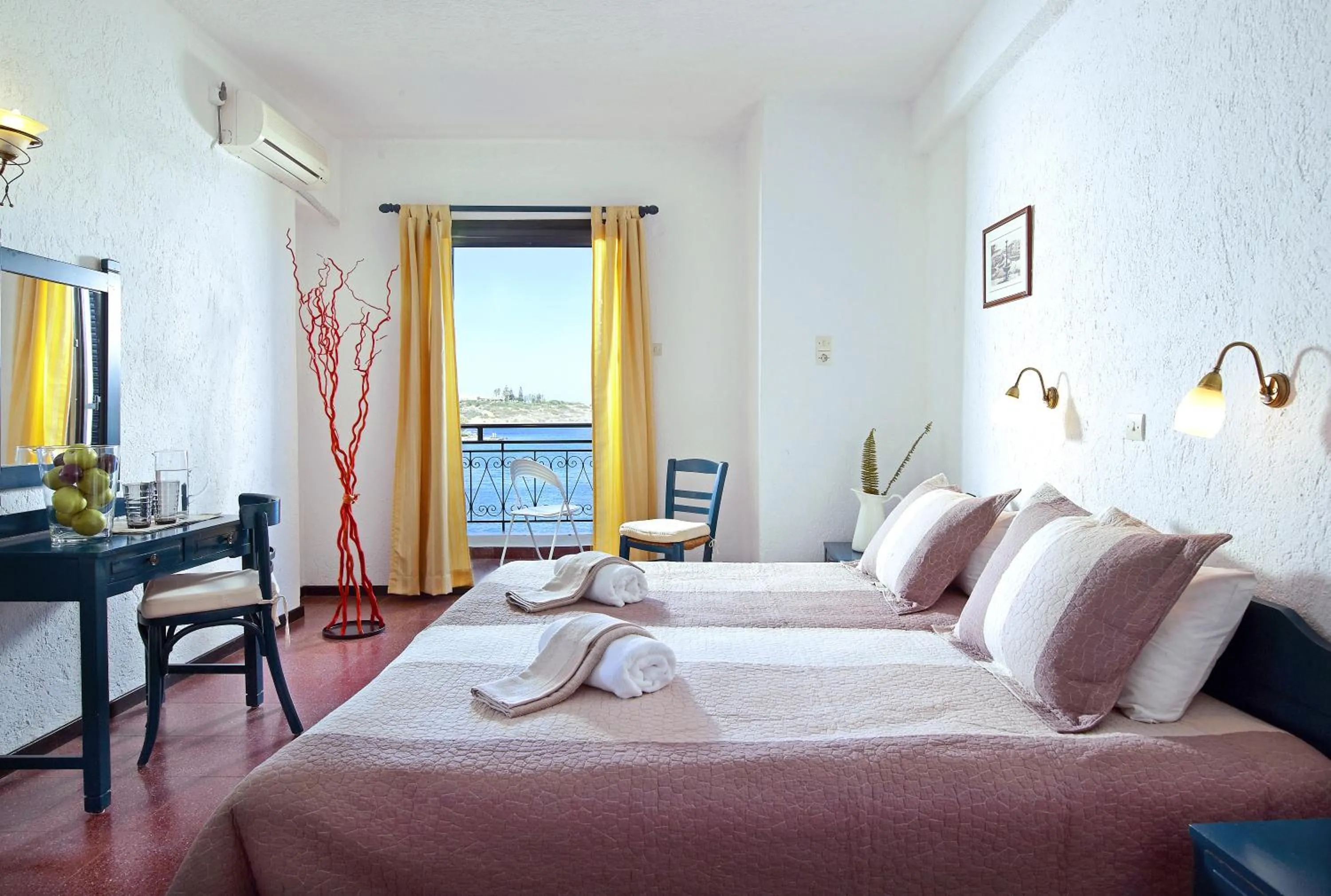 Bedroom, Bed in Victoria Hotel