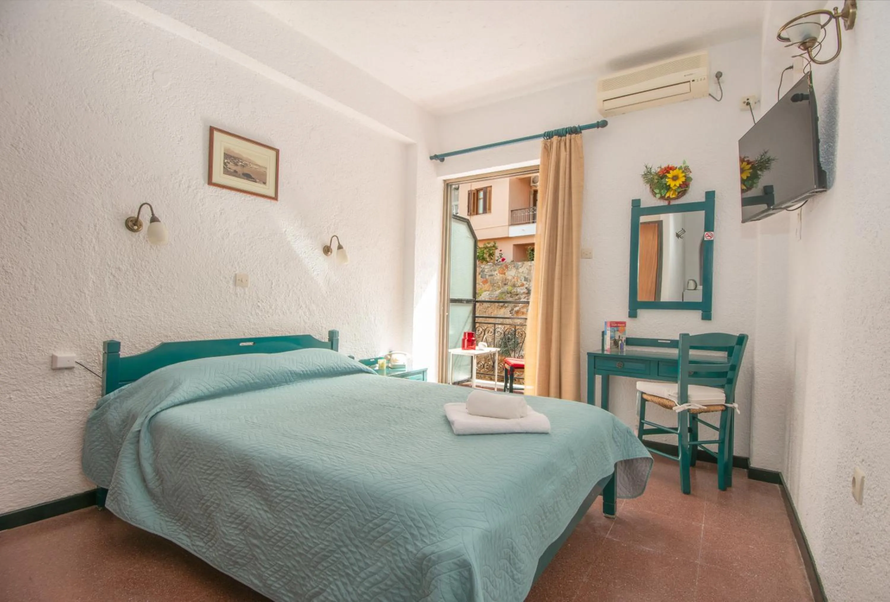 Bedroom, Bed in Victoria Hotel