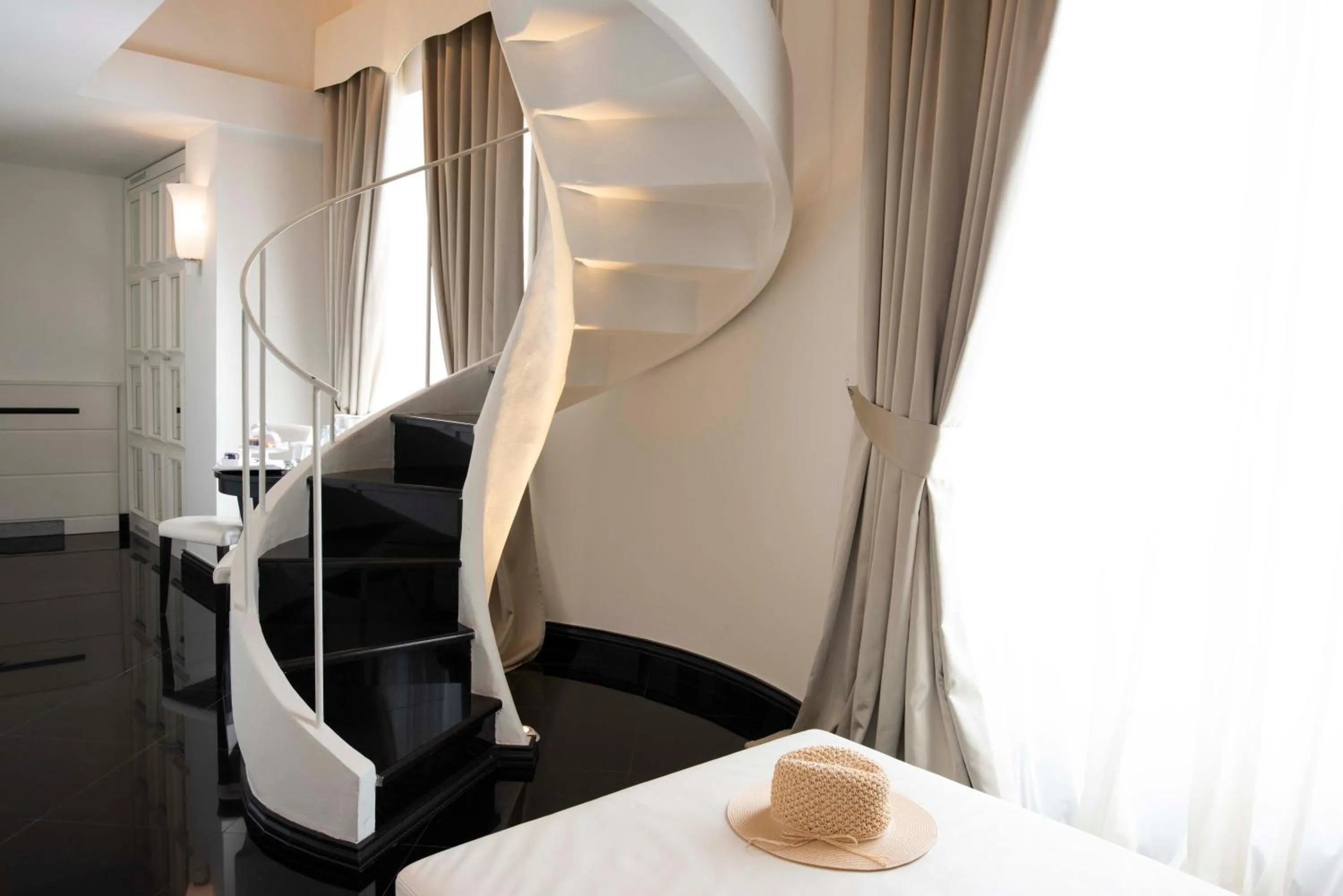 Photo of the whole room, Bed in Hotel Metropole Taormina