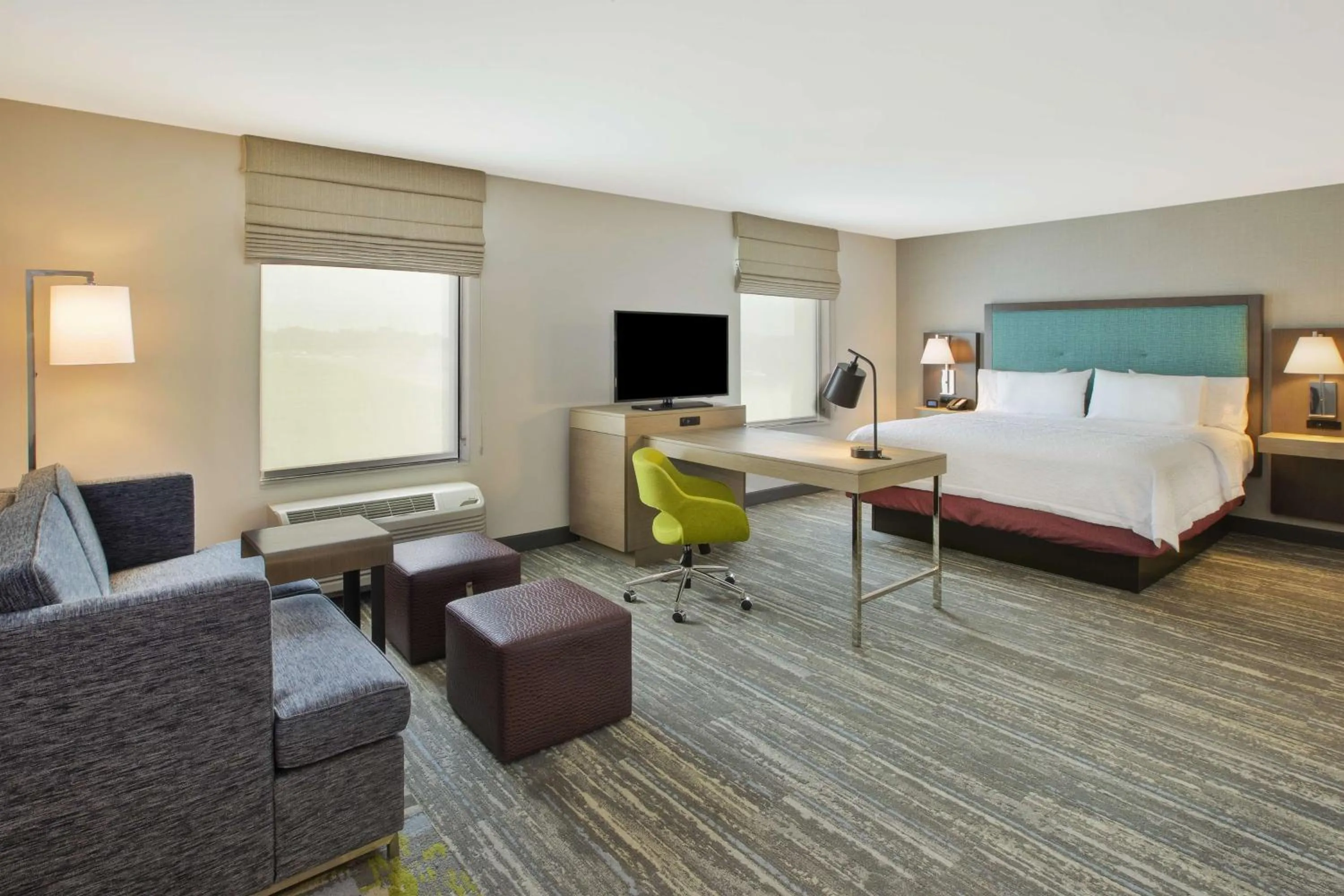 Bedroom, Bed in Hampton Inn & Suites By Hilton, Southwest Sioux Falls